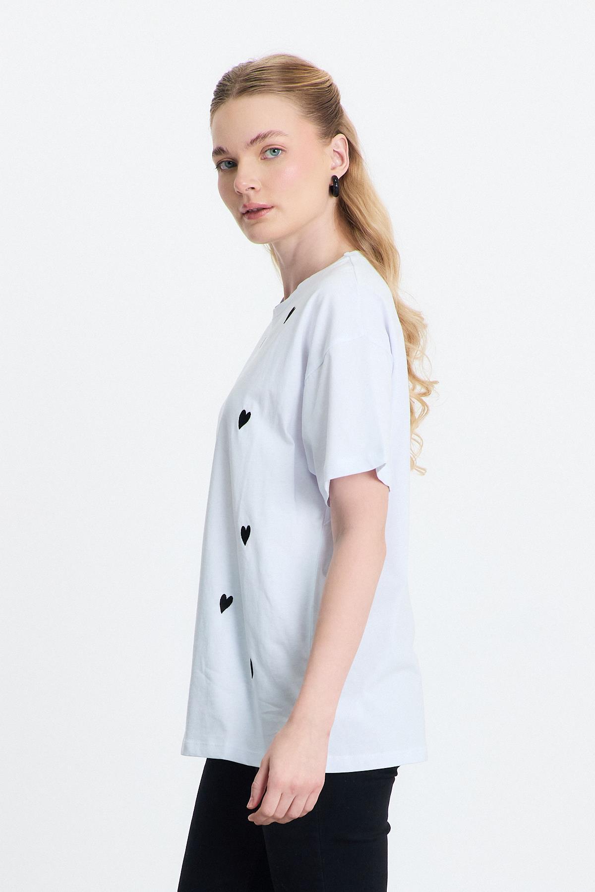 2150-11 Kalp Nakışlı Bisiklet Yaka Tişört Beyaz - 6