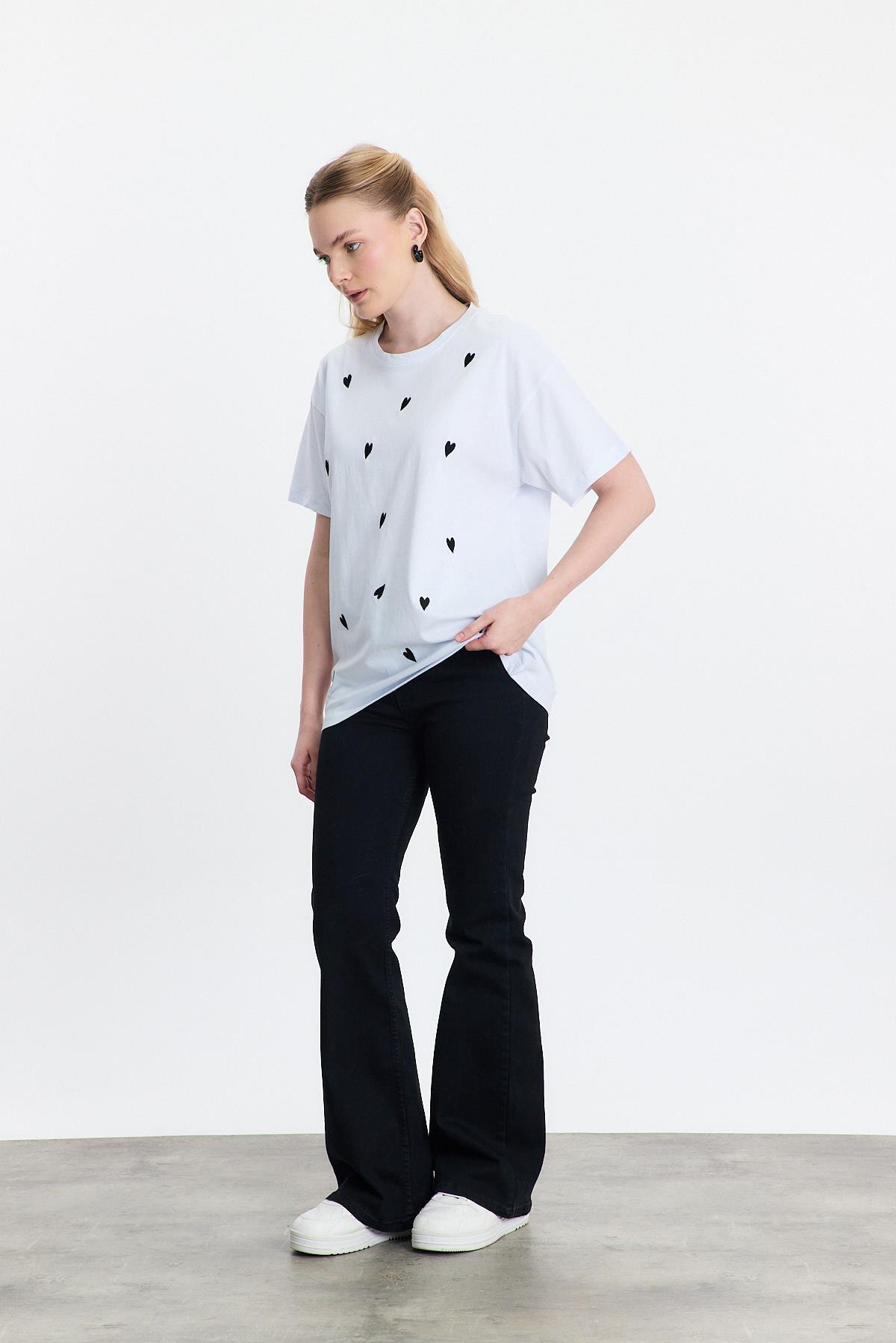 2150-11 Kalp Nakışlı Bisiklet Yaka Tişört Beyaz - 7