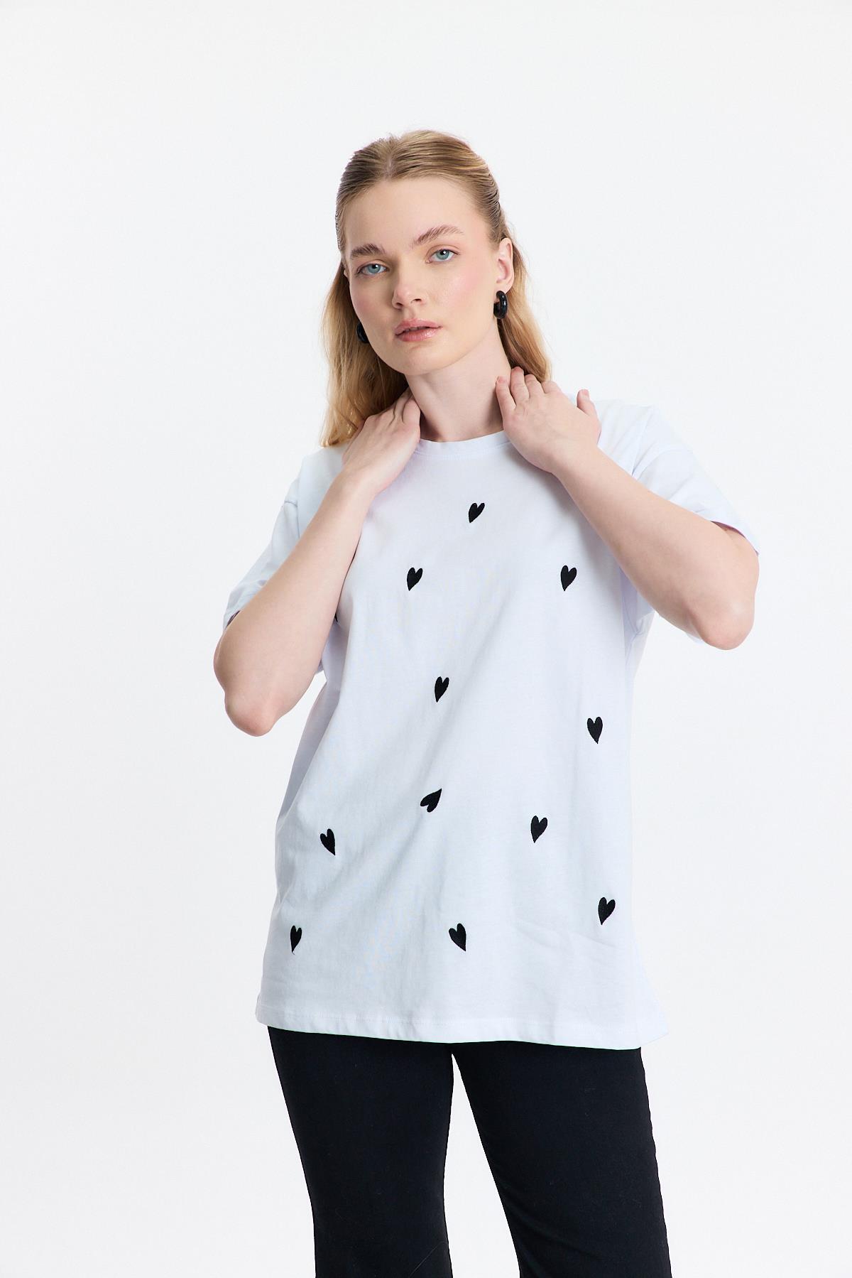 Beyaz Kalp Nakışlı Bisiklet Yaka Tişört 2150-11M 