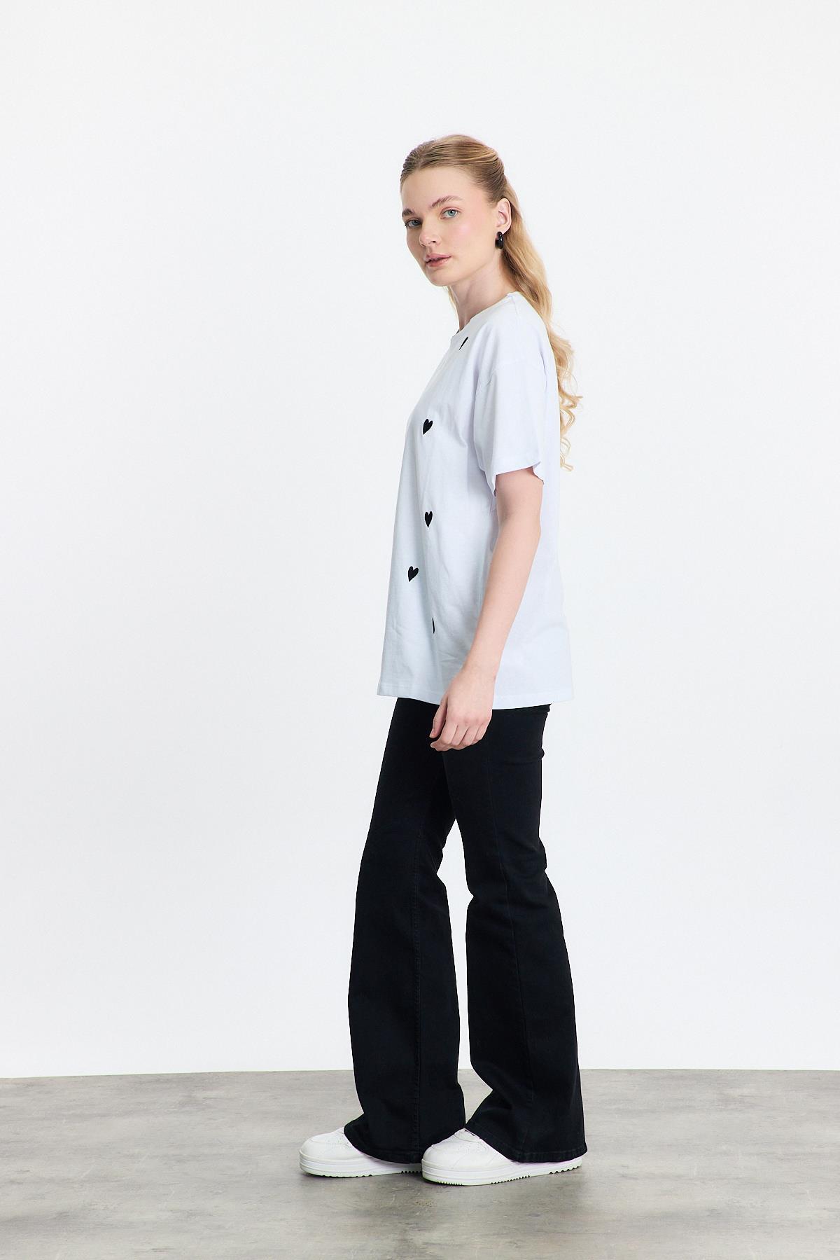 Beyaz Kalp Nakışlı Bisiklet Yaka Tişört 2150-11M - 8