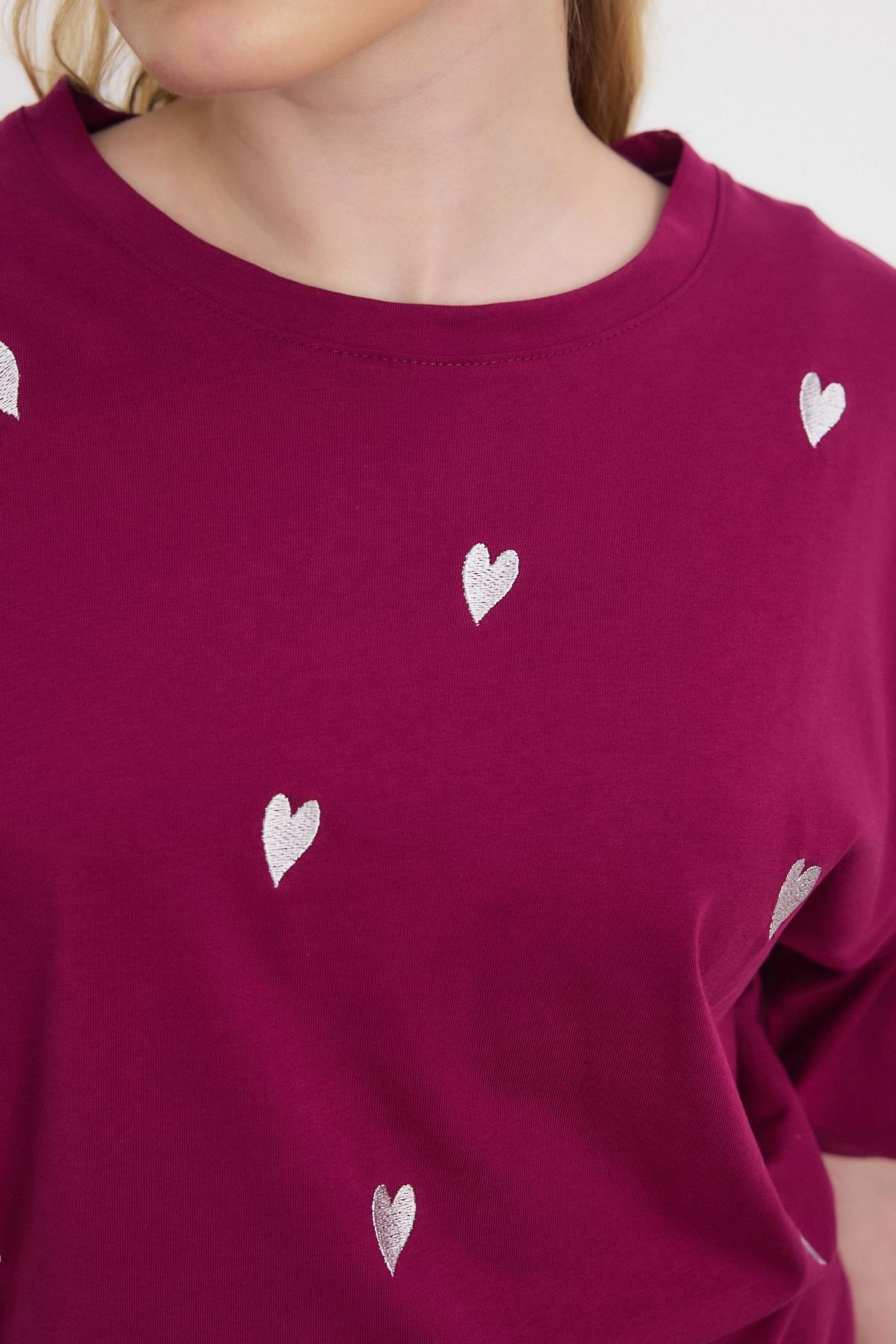 2150-11 Kalp Nakışlı Bisiklet Yaka Tişört Bordo - 4