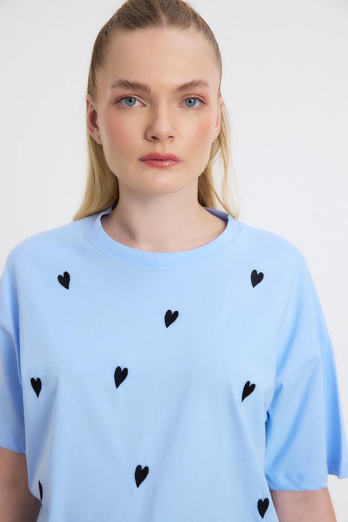 2150-11 Kalp Nakışlı Bisiklet Yaka Tişört Mavi - RAYS