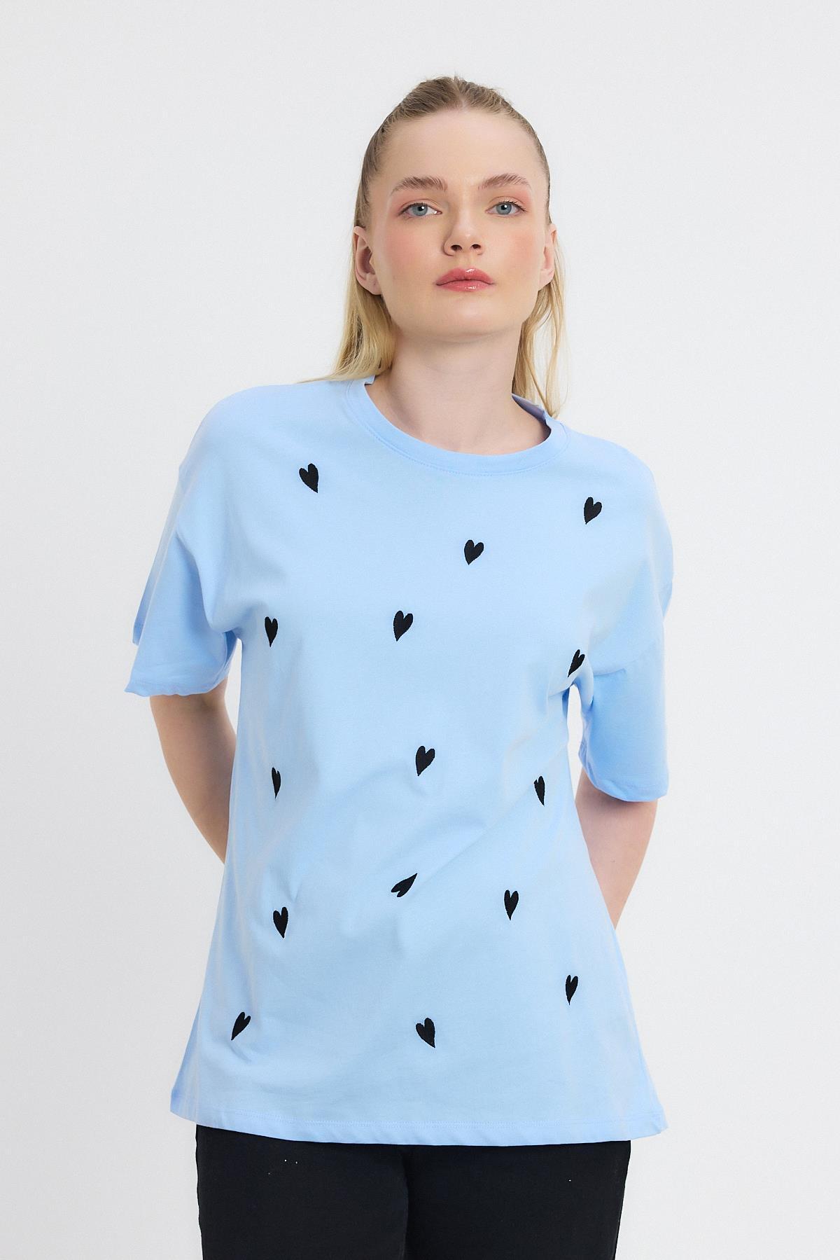 2150-11 Kalp Nakışlı Bisiklet Yaka Tişört Mavi - 1