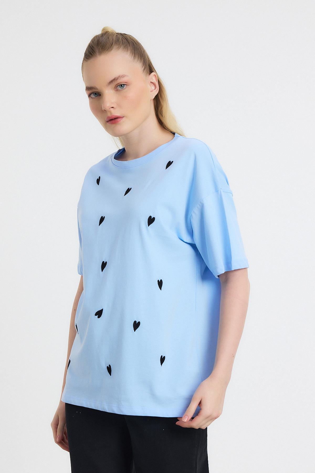 2150-11 Kalp Nakışlı Bisiklet Yaka Tişört Mavi - 6