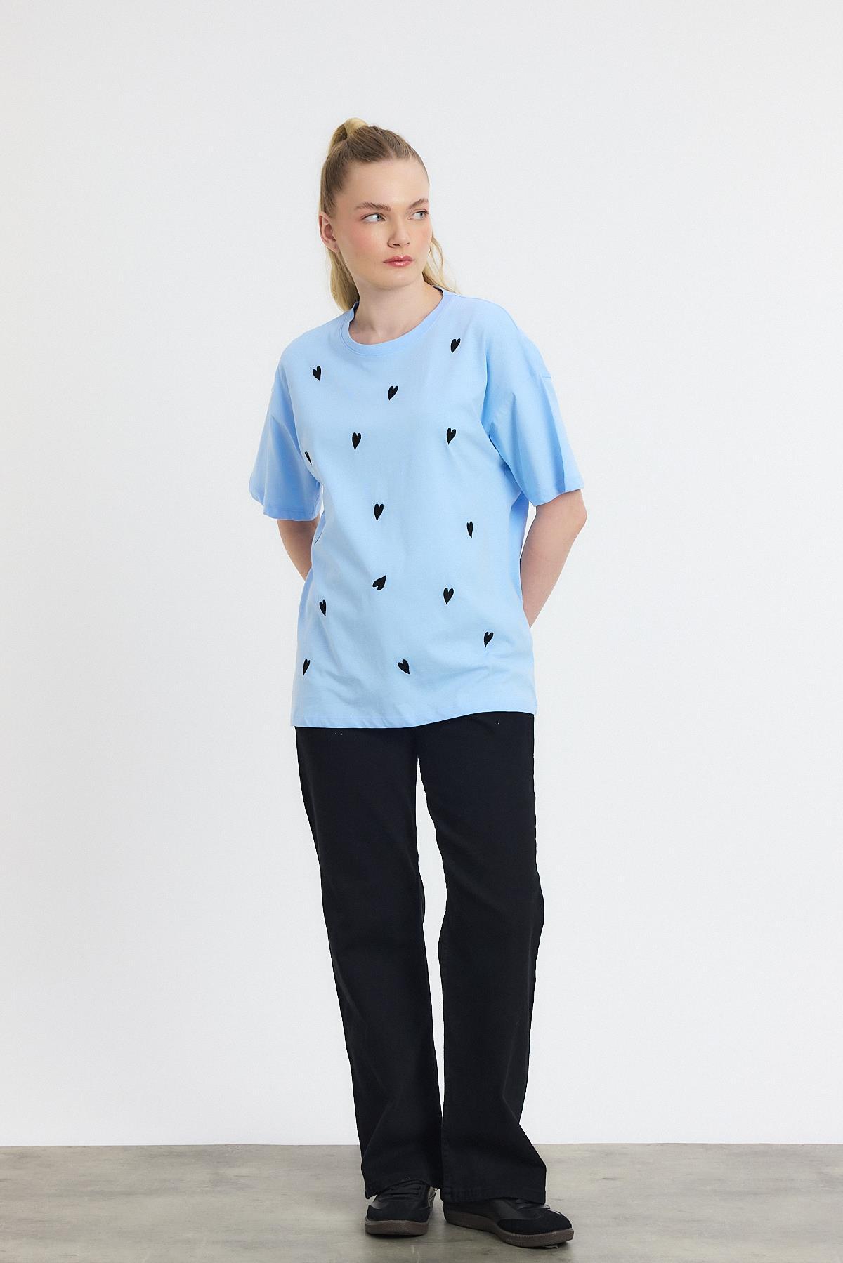 2150-11 Kalp Nakışlı Bisiklet Yaka Tişört Mavi - 7