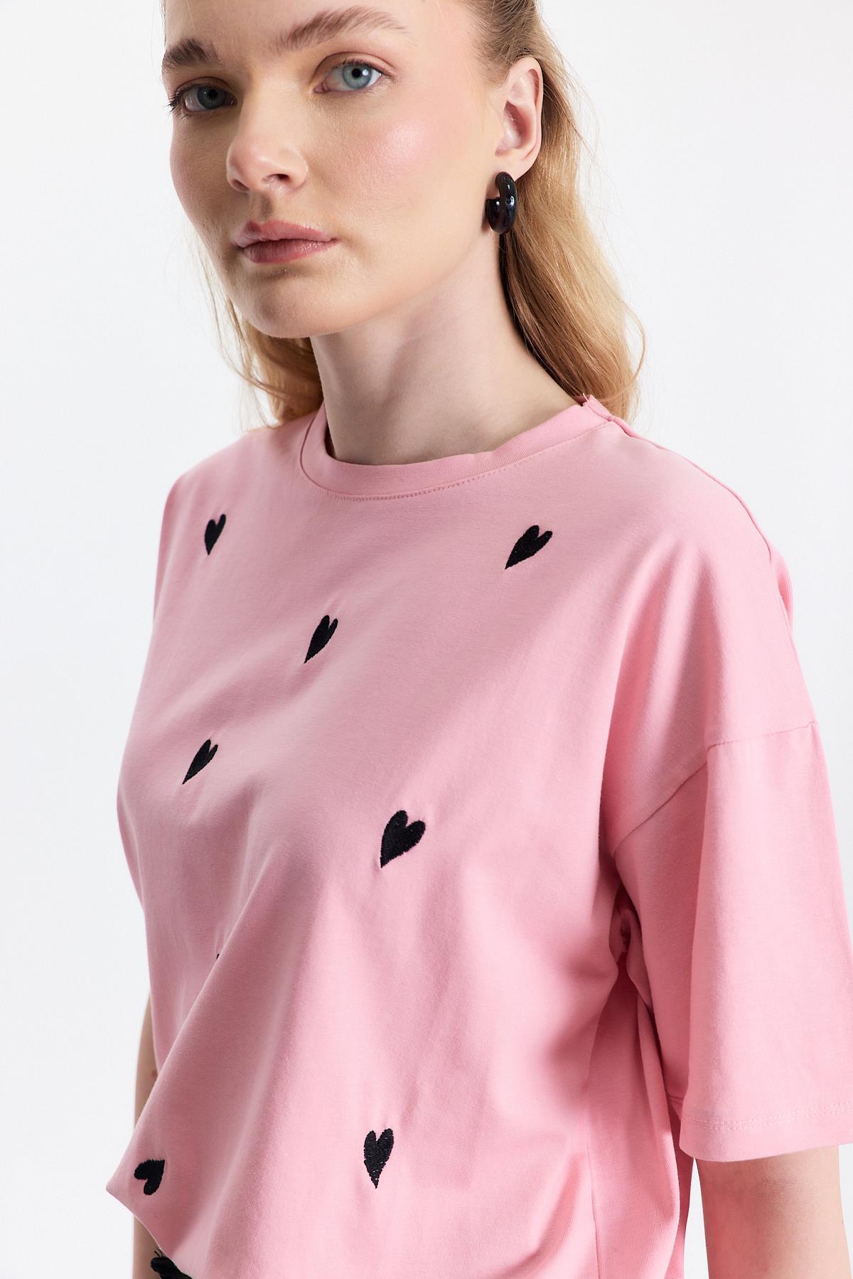 Pembe Kalp Nakışlı Bisiklet Yaka Tişört 2150-11M - 4