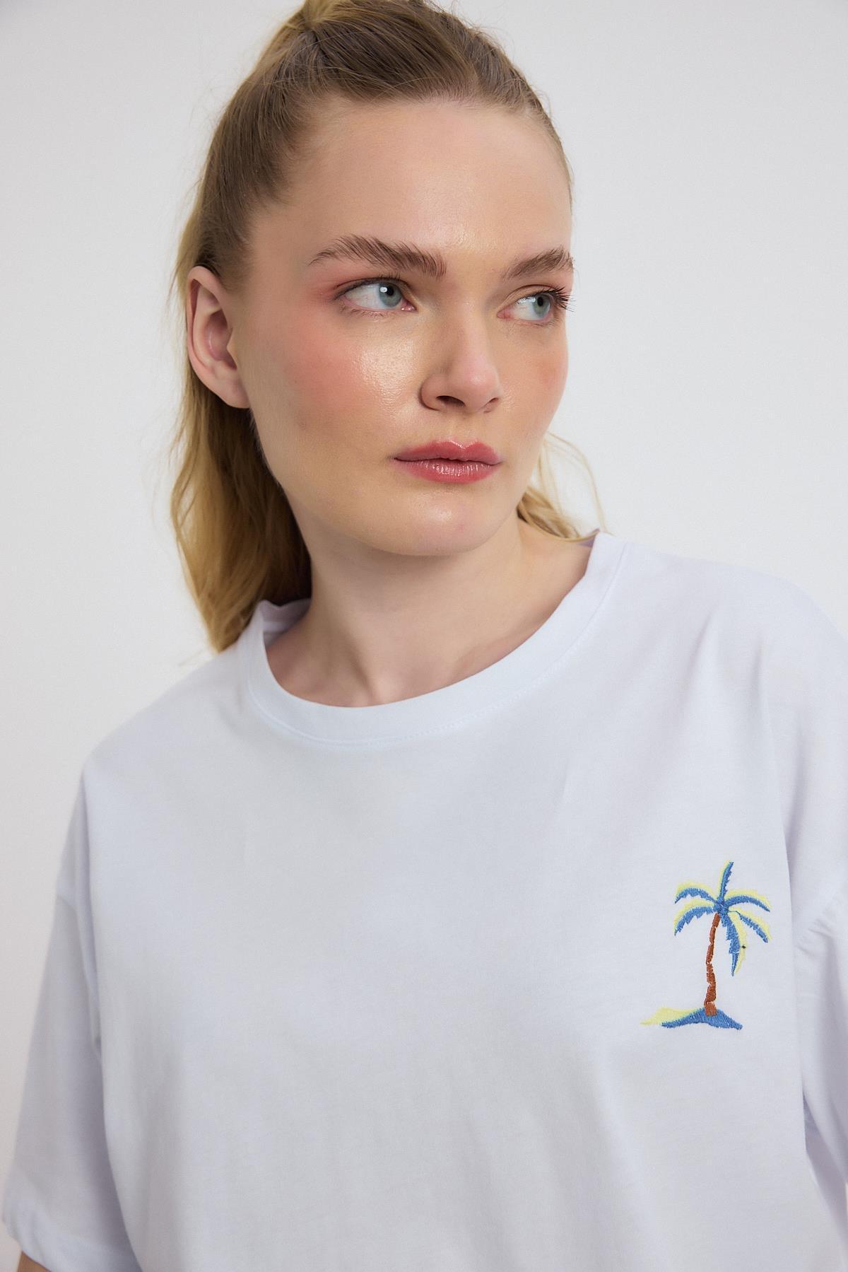 2150-16 Bisiklet Yaka Nakışlı Tişört Beyaz - 4