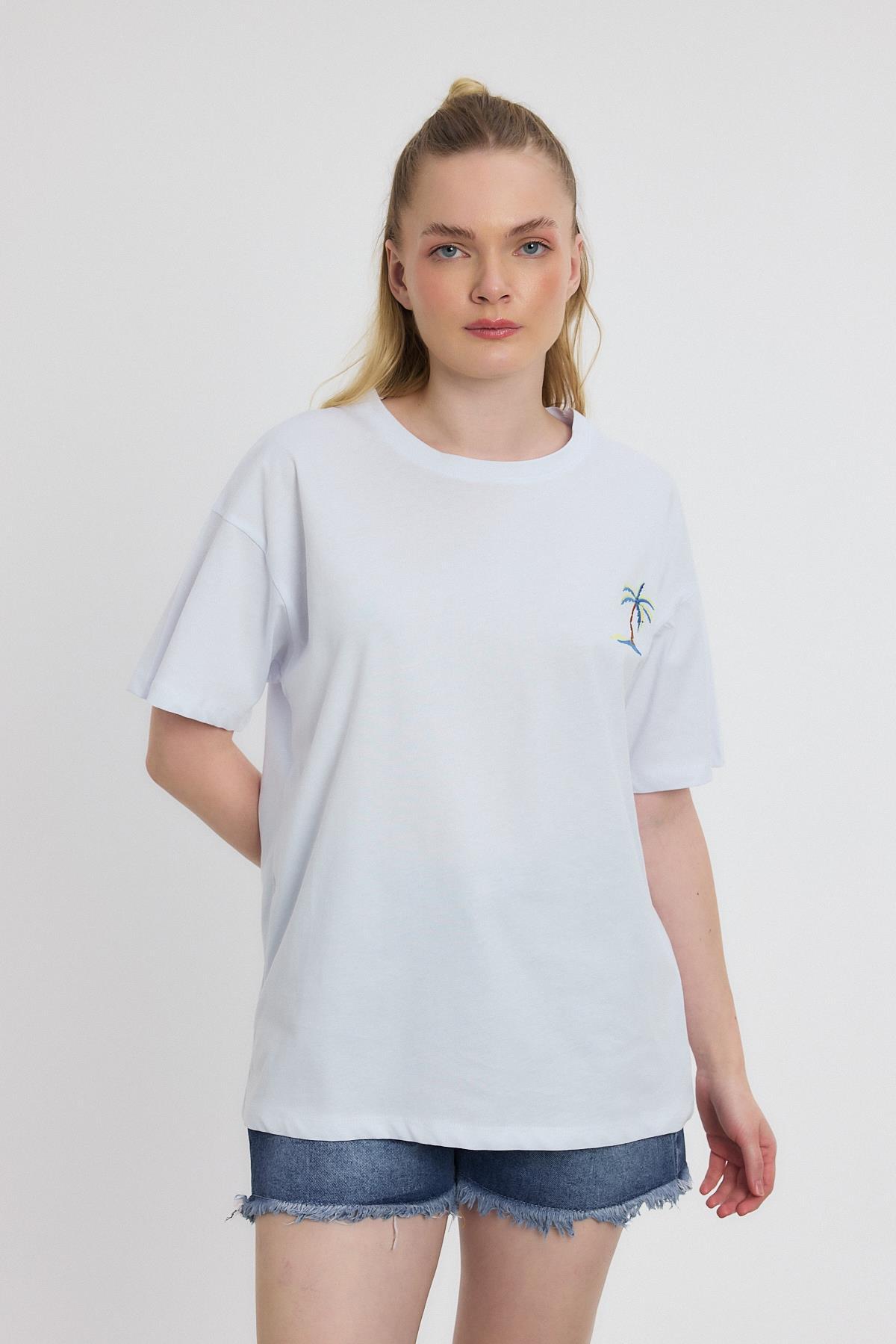 Beyaz Bisiklet Yaka Nakışlı Tişört 2150-16M - 2