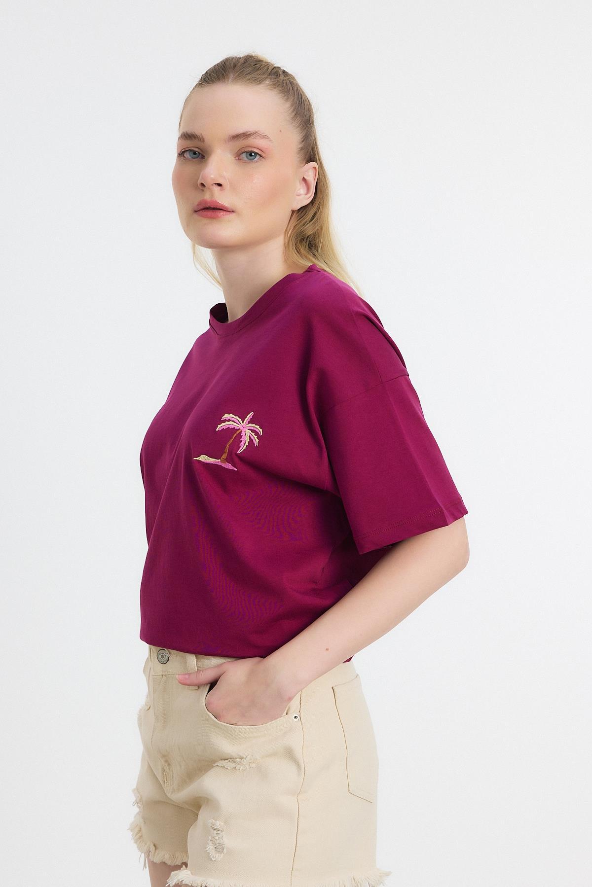 2150-16 Bisiklet Yaka Nakışlı Tişört Bordo - 6