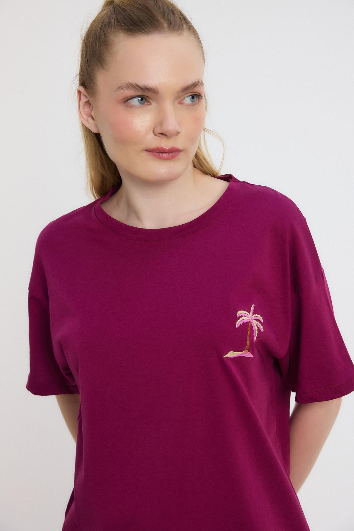 2150-16 Bisiklet Yaka Nakışlı Tişört Bordo - 8