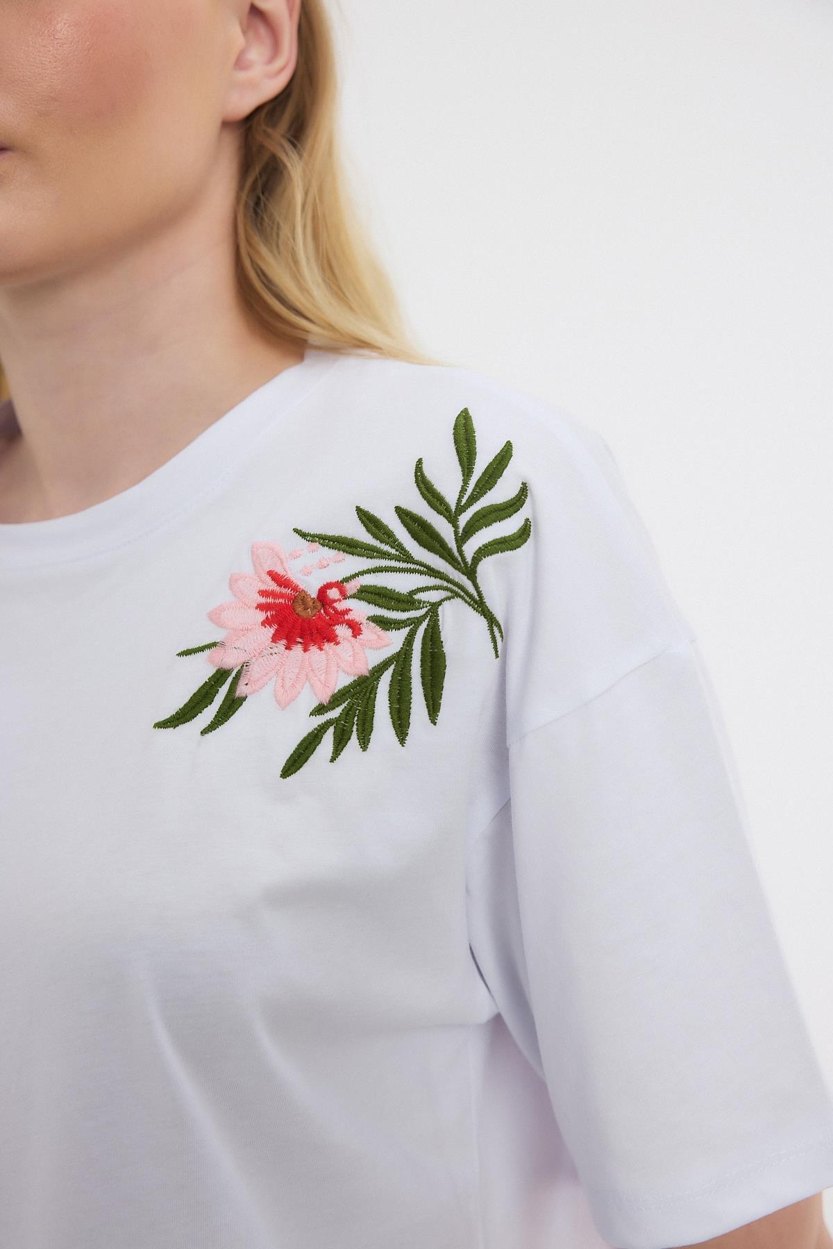 2150-21 Çiçek Nakışlı Tişört Beyaz - RAYS