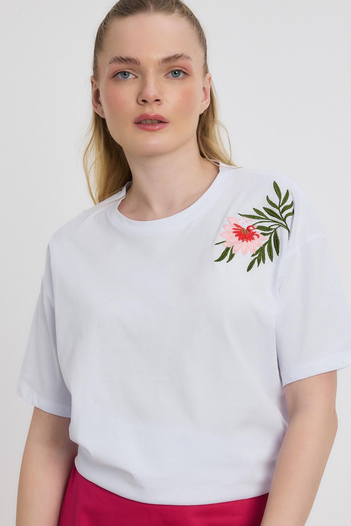 2150-21 Çiçek Nakışlı Tişört Beyaz - 7