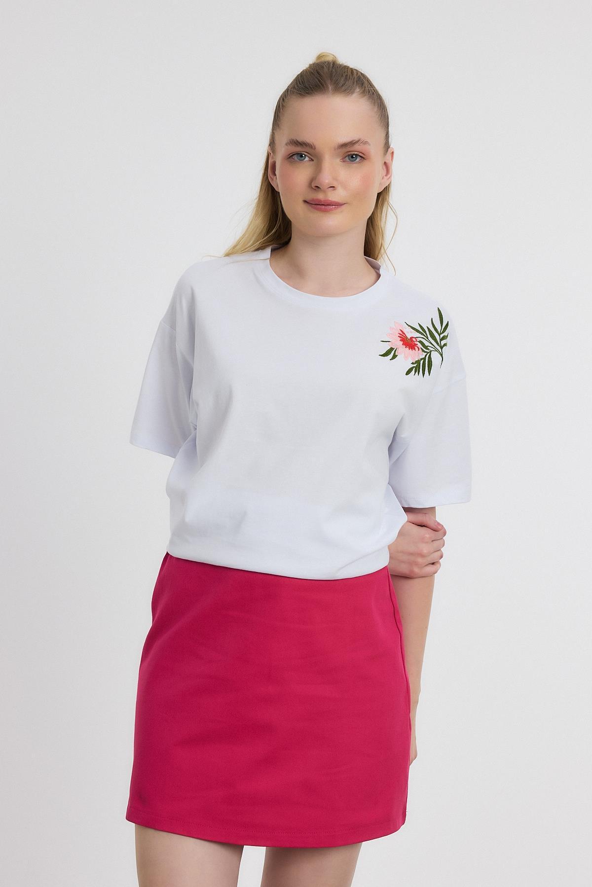 2150-21 Çiçek Nakışlı Tişört Beyaz - 8