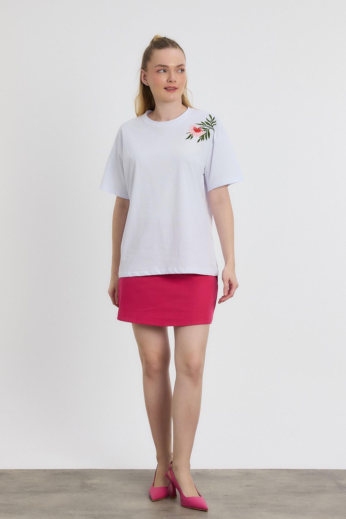 Beyaz Çiçek Nakışlı Tişört 2150-21M - 2