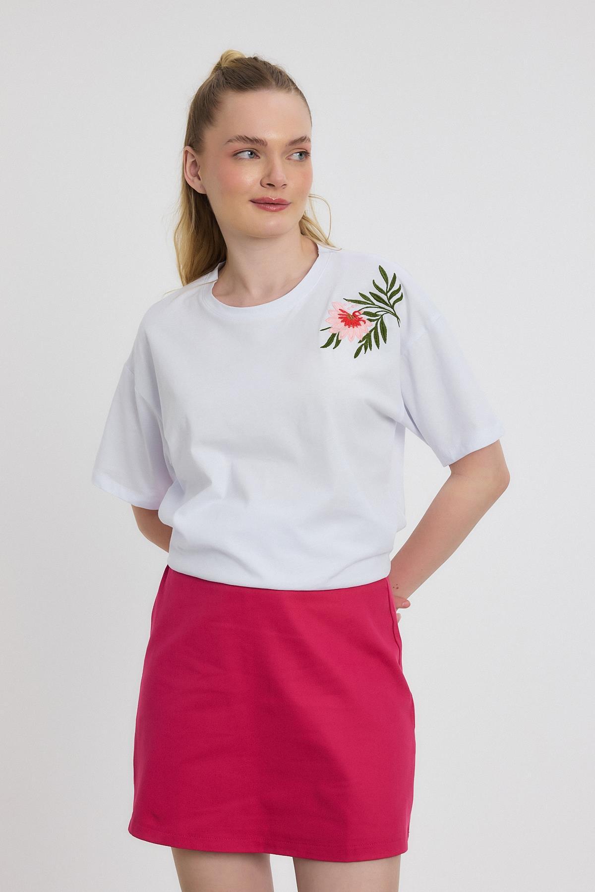 Beyaz Çiçek Nakışlı Tişört 2150-21M - 3
