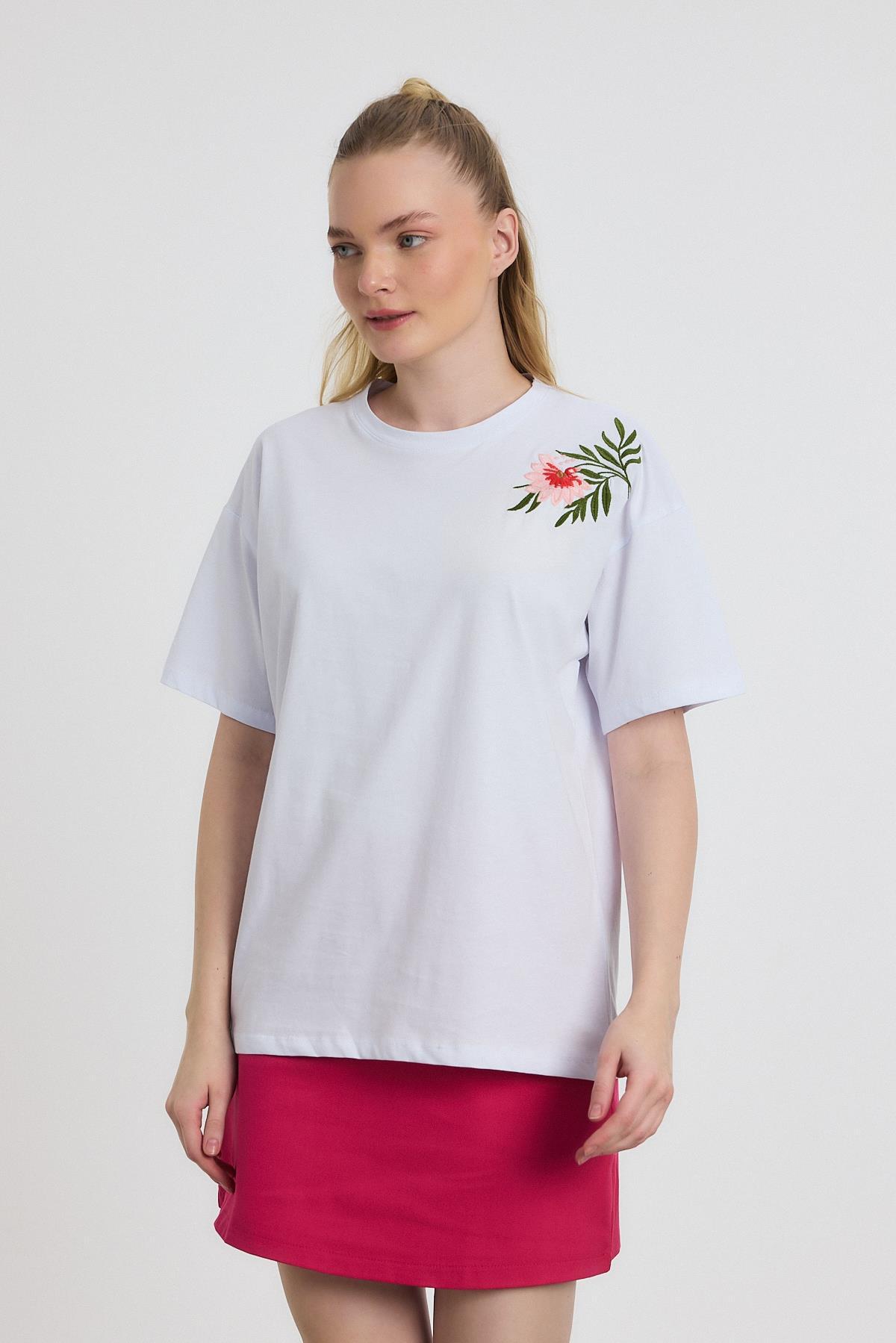 Beyaz Çiçek Nakışlı Tişört 2150-21M - 6