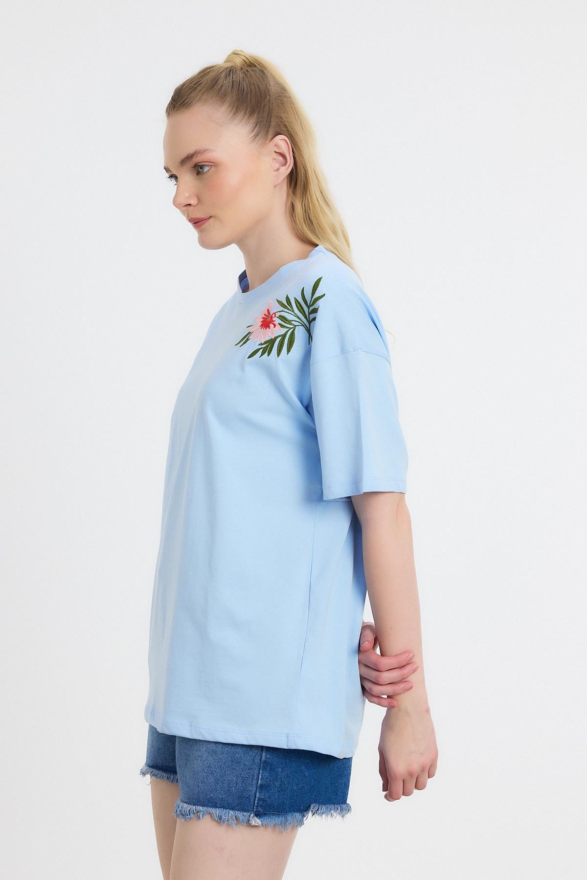 2150-21 Çiçek Nakışlı Tişört Mavi - 8