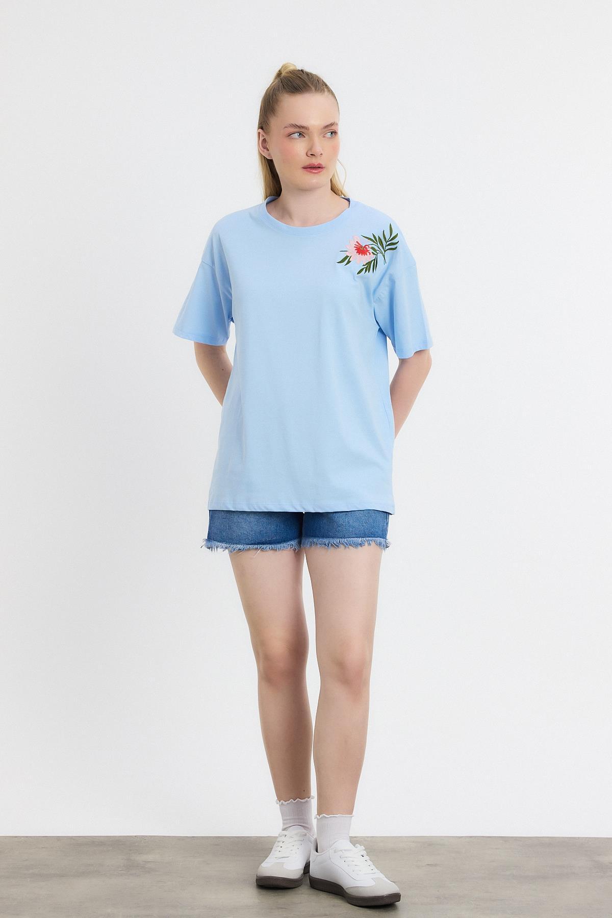 2150-21 Çiçek Nakışlı Tişört Mavi - 6
