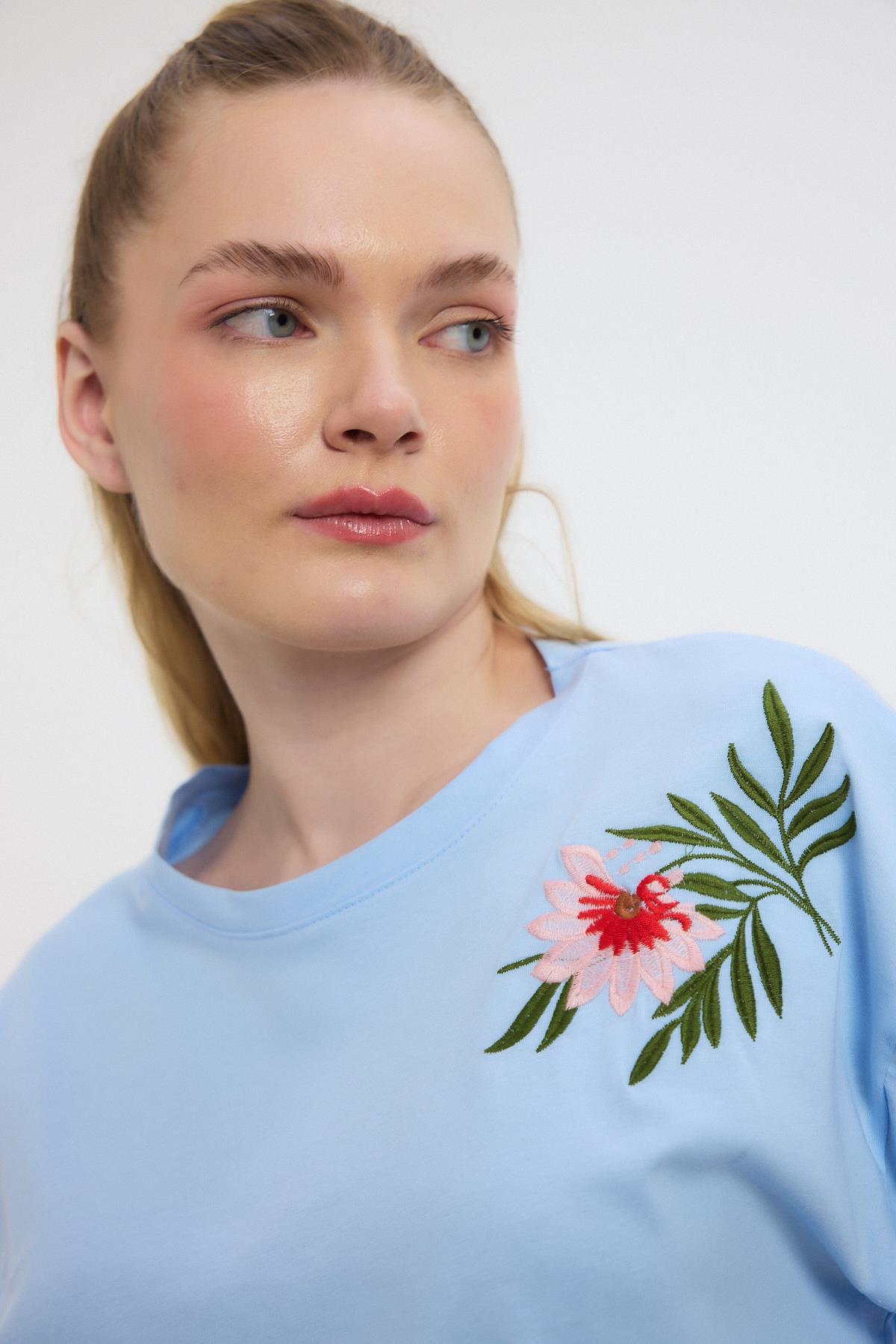 Mavi Çiçek Nakışlı Tişört 2150-21M - 4