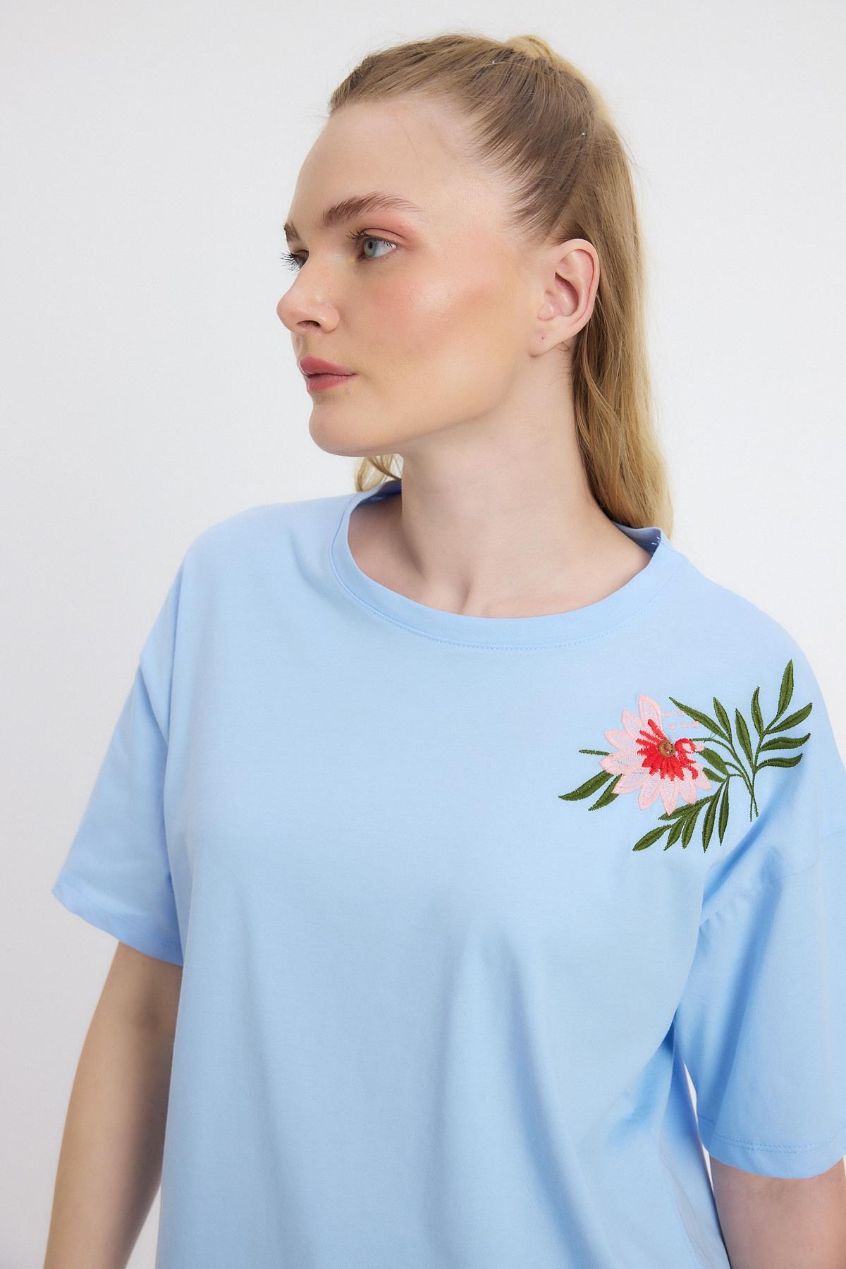 Mavi Çiçek Nakışlı Tişört 2150-21M - 7
