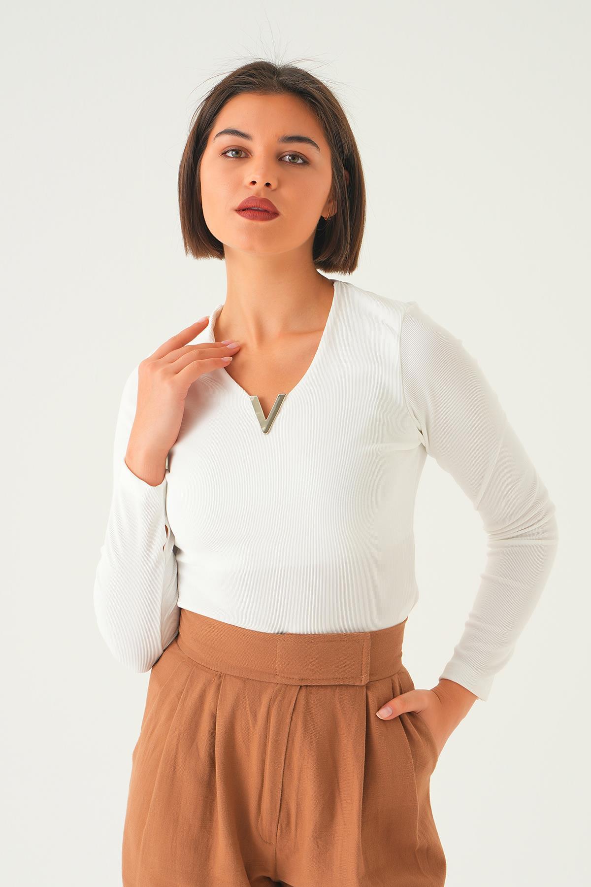 21502 Yaka Aksesuarlı Bluz Beyaz 