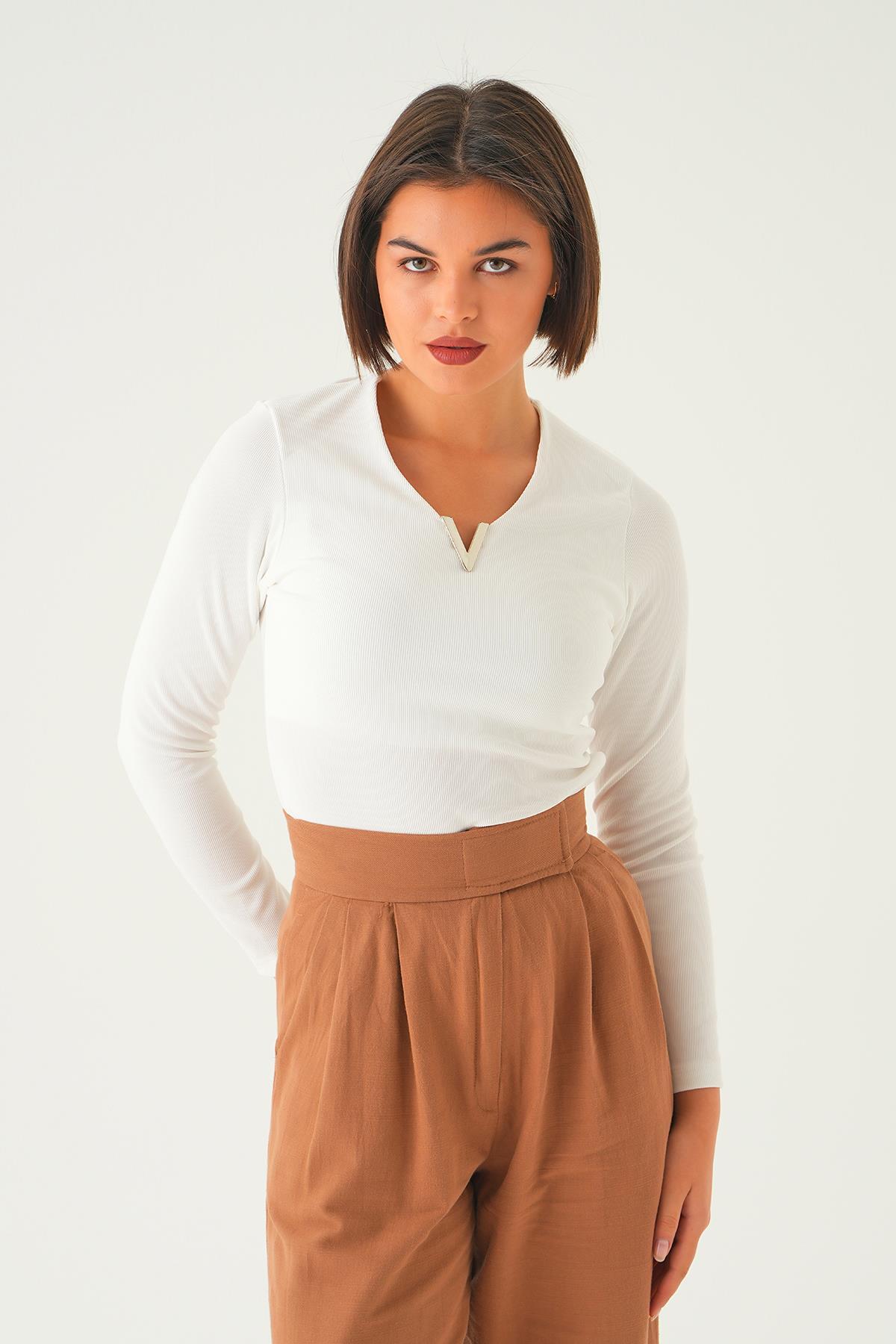 21502 Yaka Aksesuarlı Bluz Beyaz - 4