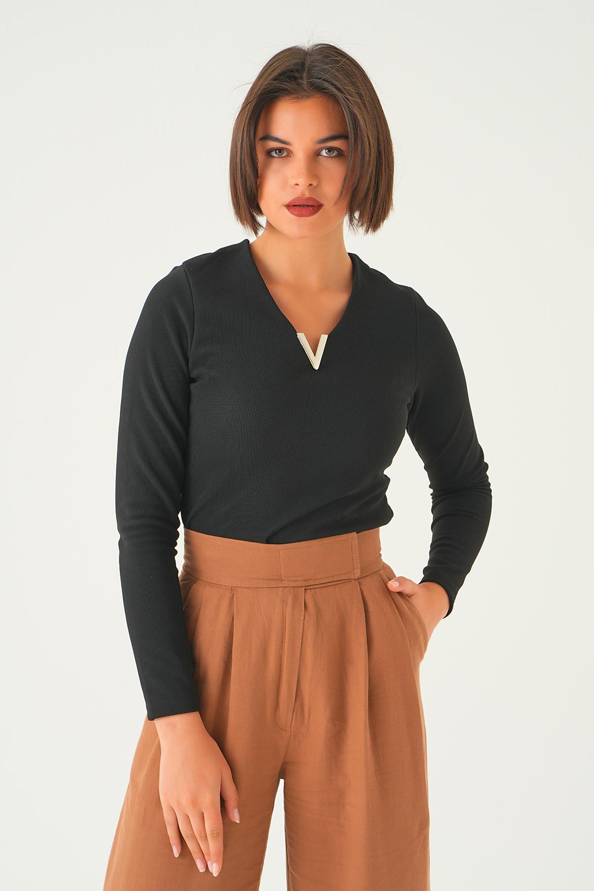 21502 Yaka Aksesuarlı Bluz Siyah - 2