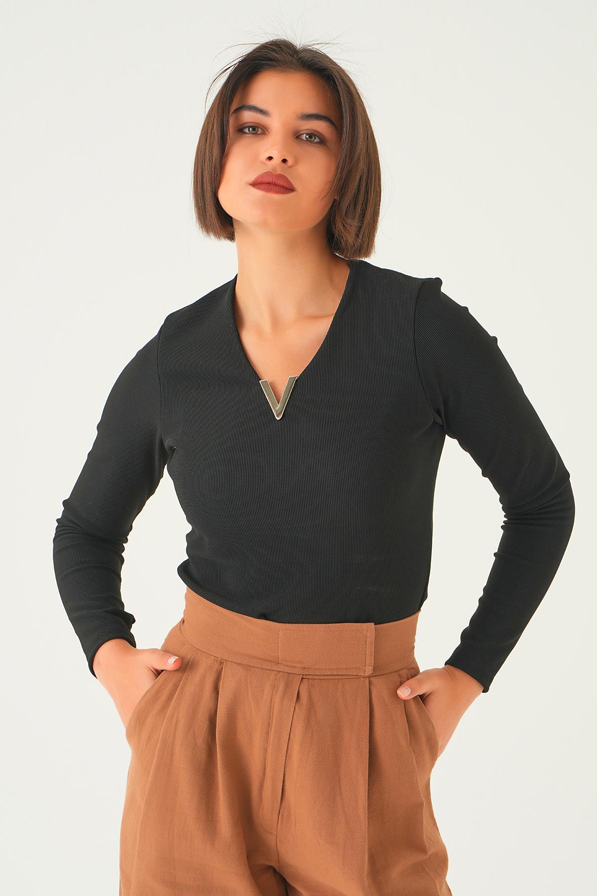 Siyah Yaka Aksesuarlı Bluz 21502 - 1