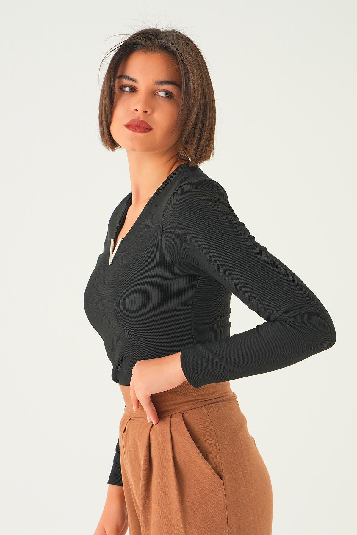 Siyah Yaka Aksesuarlı Bluz 21502 - 3