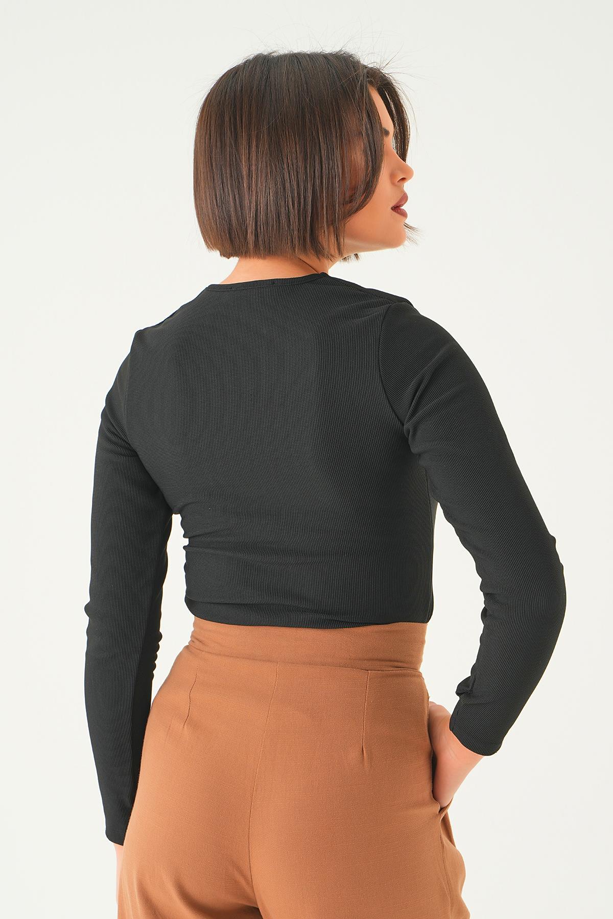 Siyah Yaka Aksesuarlı Bluz 21502 - 4