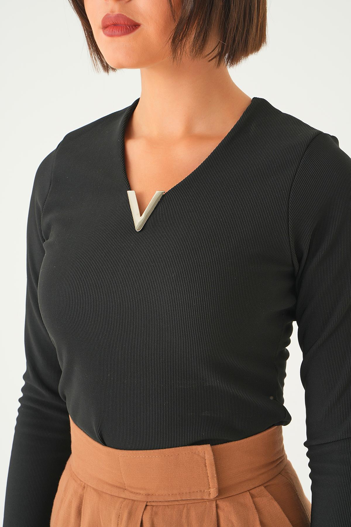 Siyah Yaka Aksesuarlı Bluz 21502 - 5