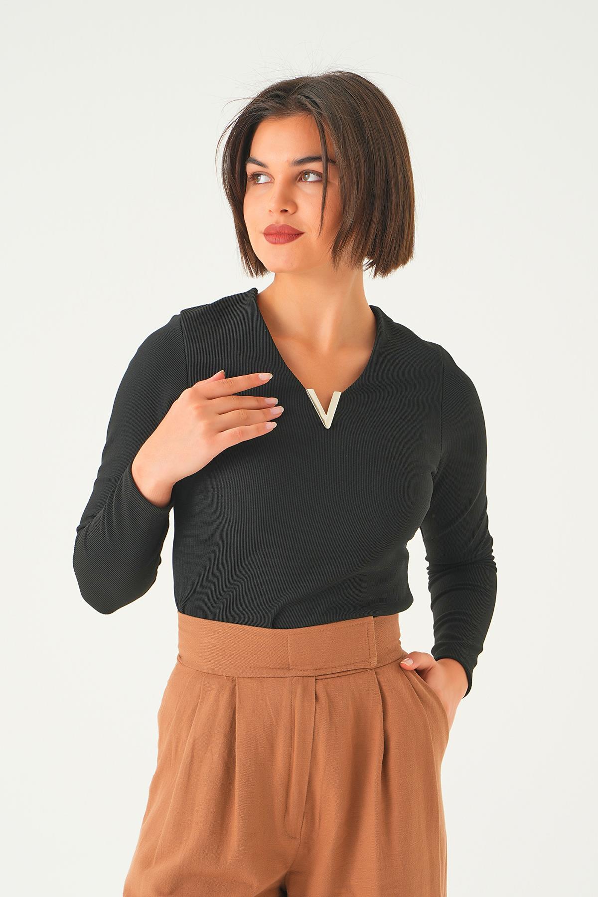 Siyah Yaka Aksesuarlı Bluz 21502 - 6