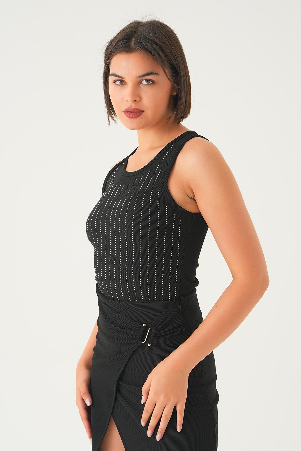 21525 Taşlı Kolsuz Bluz Siyah - 4