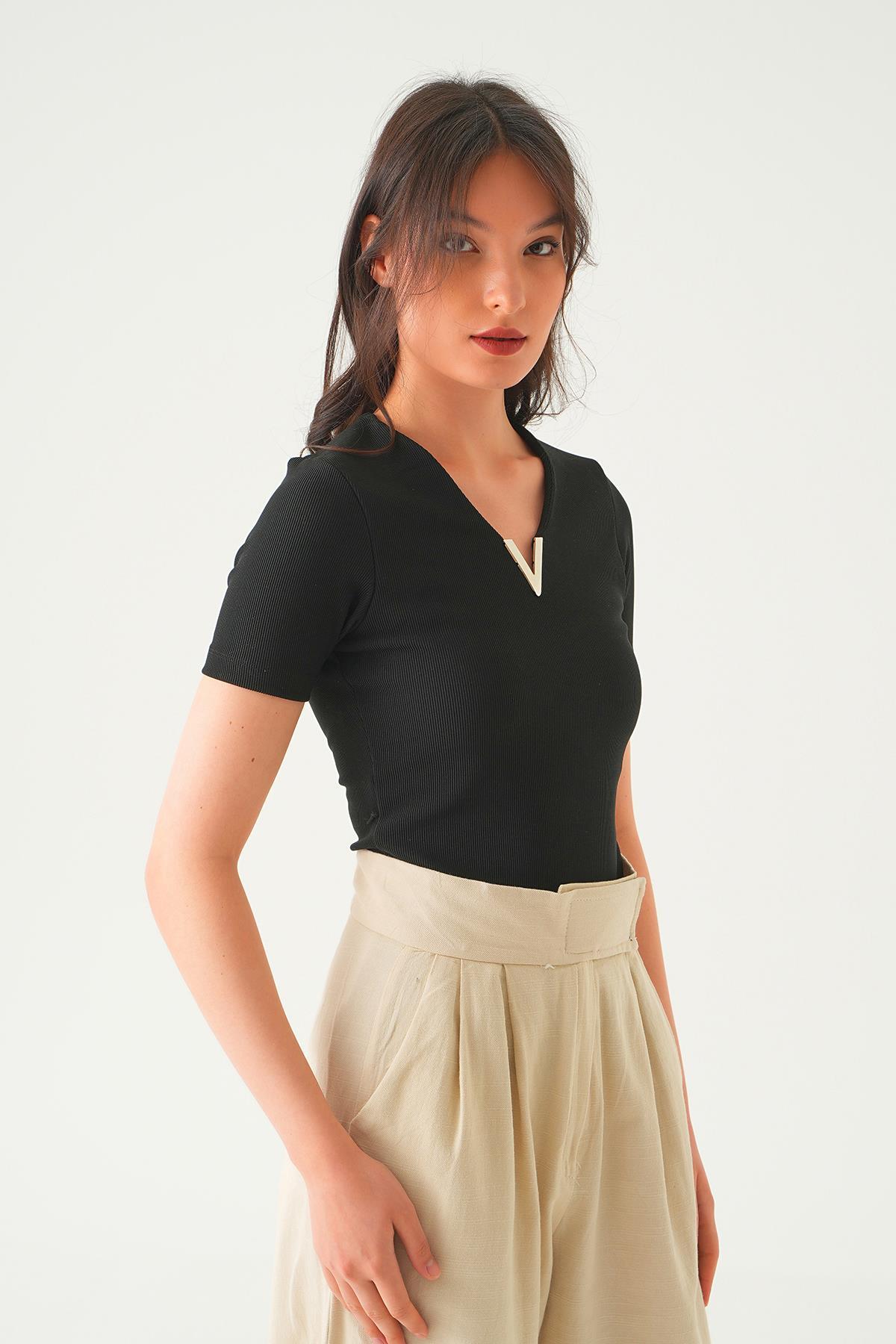 Siyah Aksesuar Detay Tişört 21539 - 2