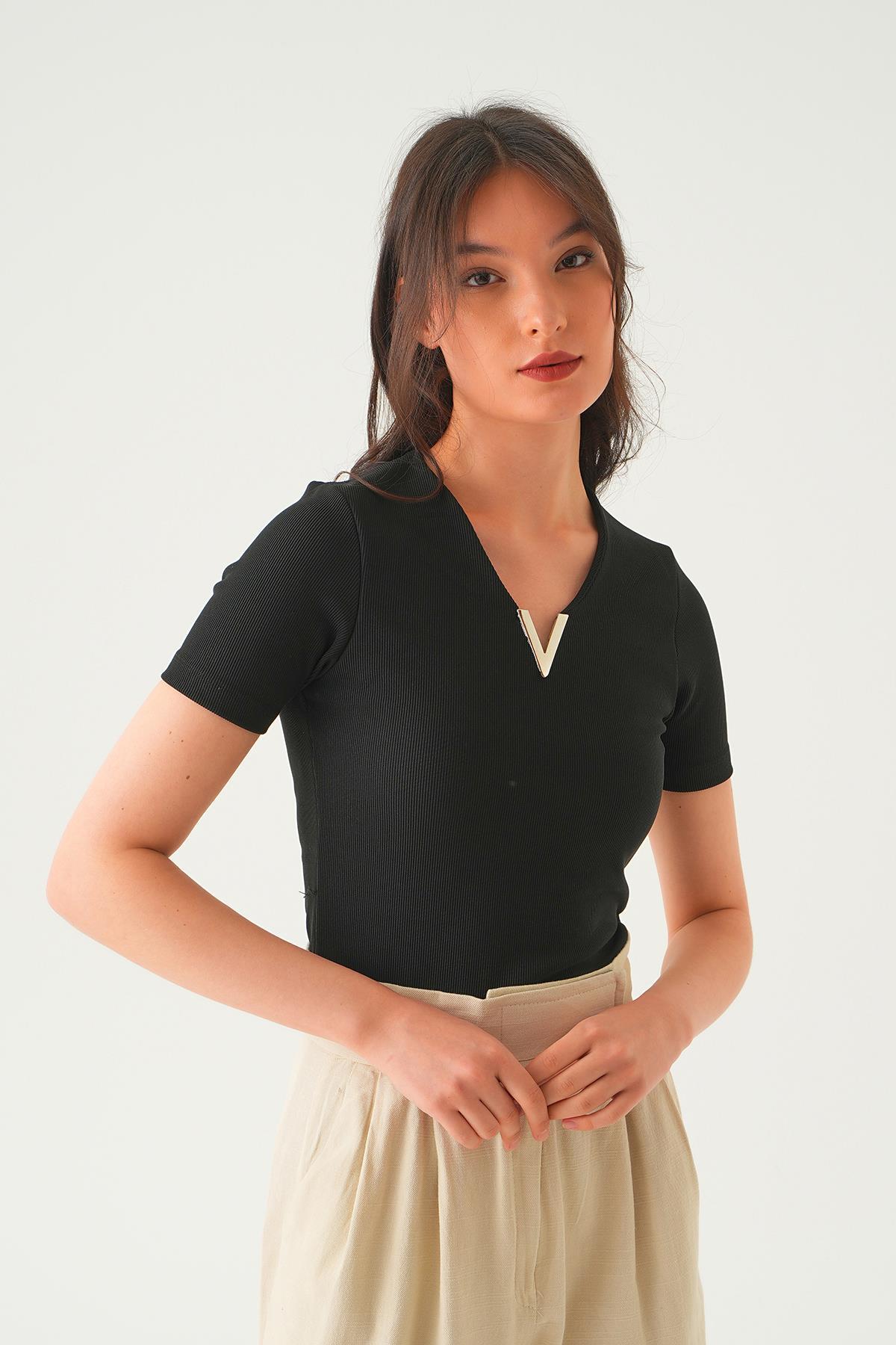 Siyah Aksesuar Detay Tişört 21539 - 3