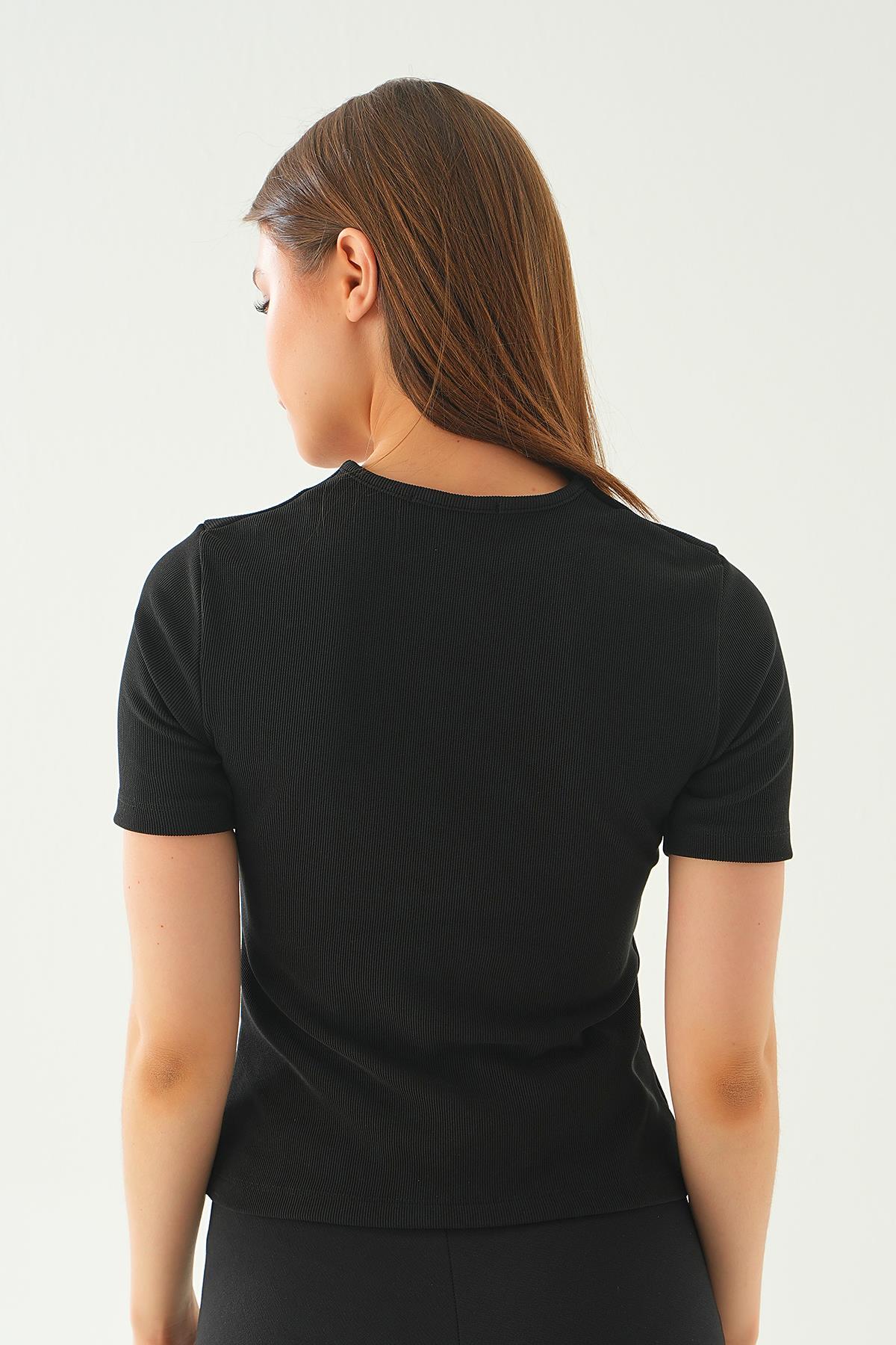 Siyah Düğme Detay Tişört 21540 - 4