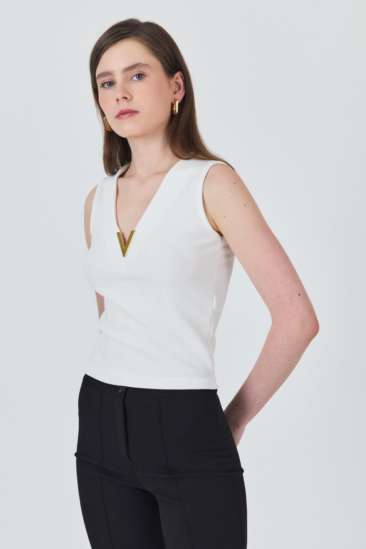 Beyaz Aksesuar Detaylı Kolsuz Kadın Bluz 21545 - 2