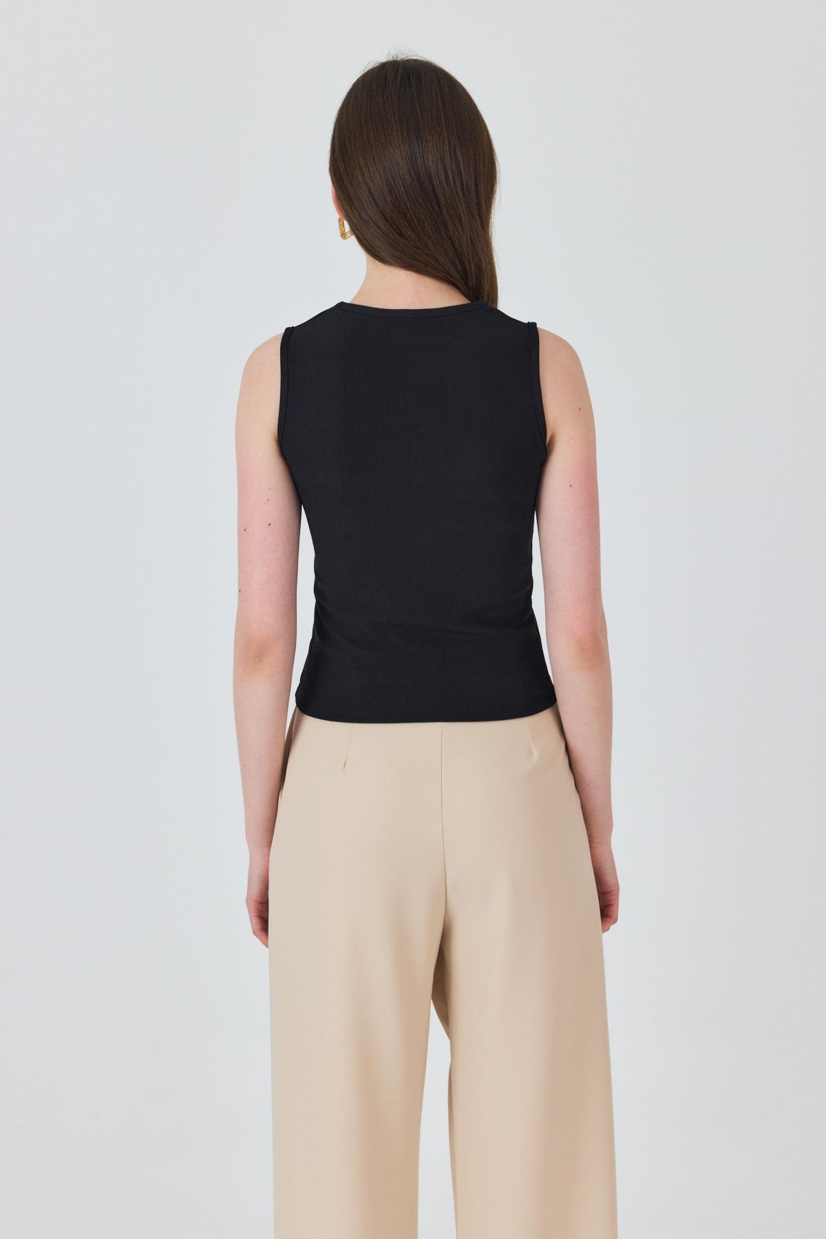 Siyah Aksesuar Detaylı Kolsuz Kadın Bluz 21545 - 5