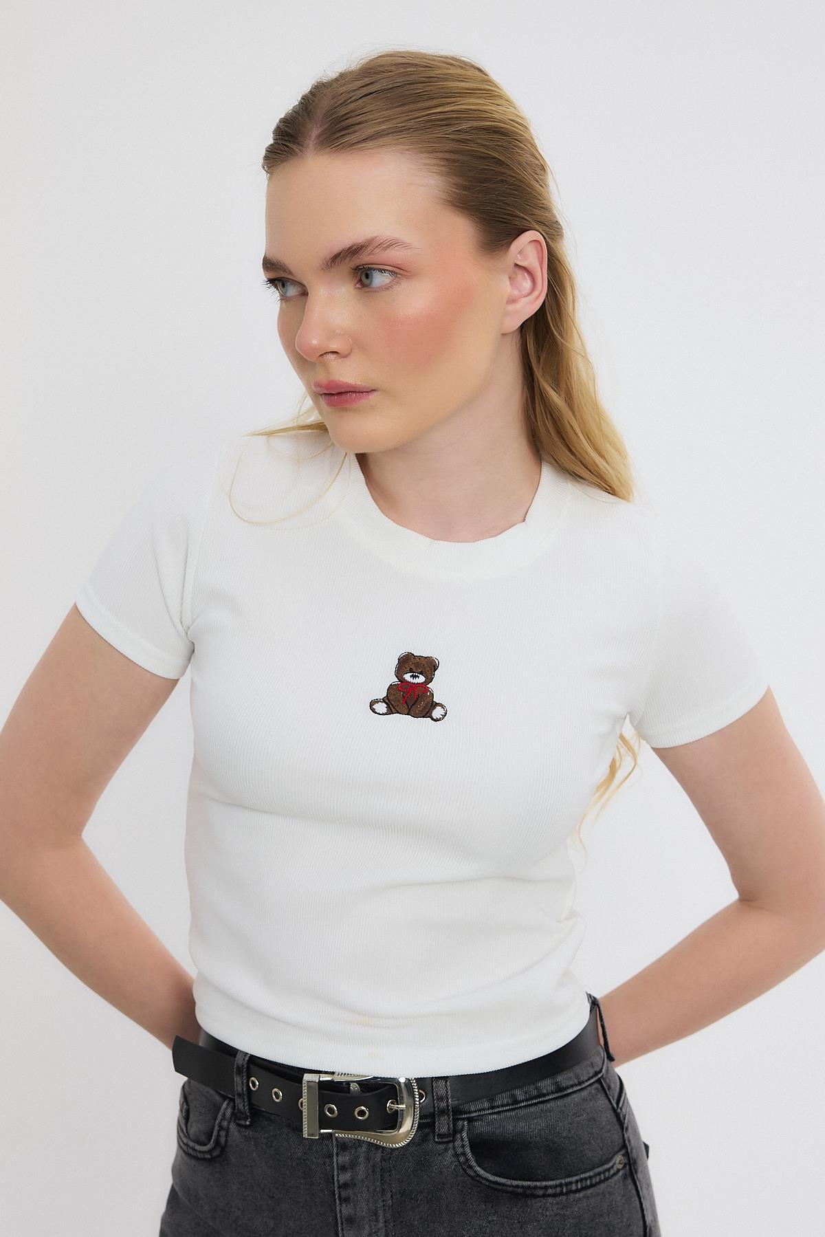 2199 Ayıcık Nakışlı Kısa Kol Bluz Ekru - 1