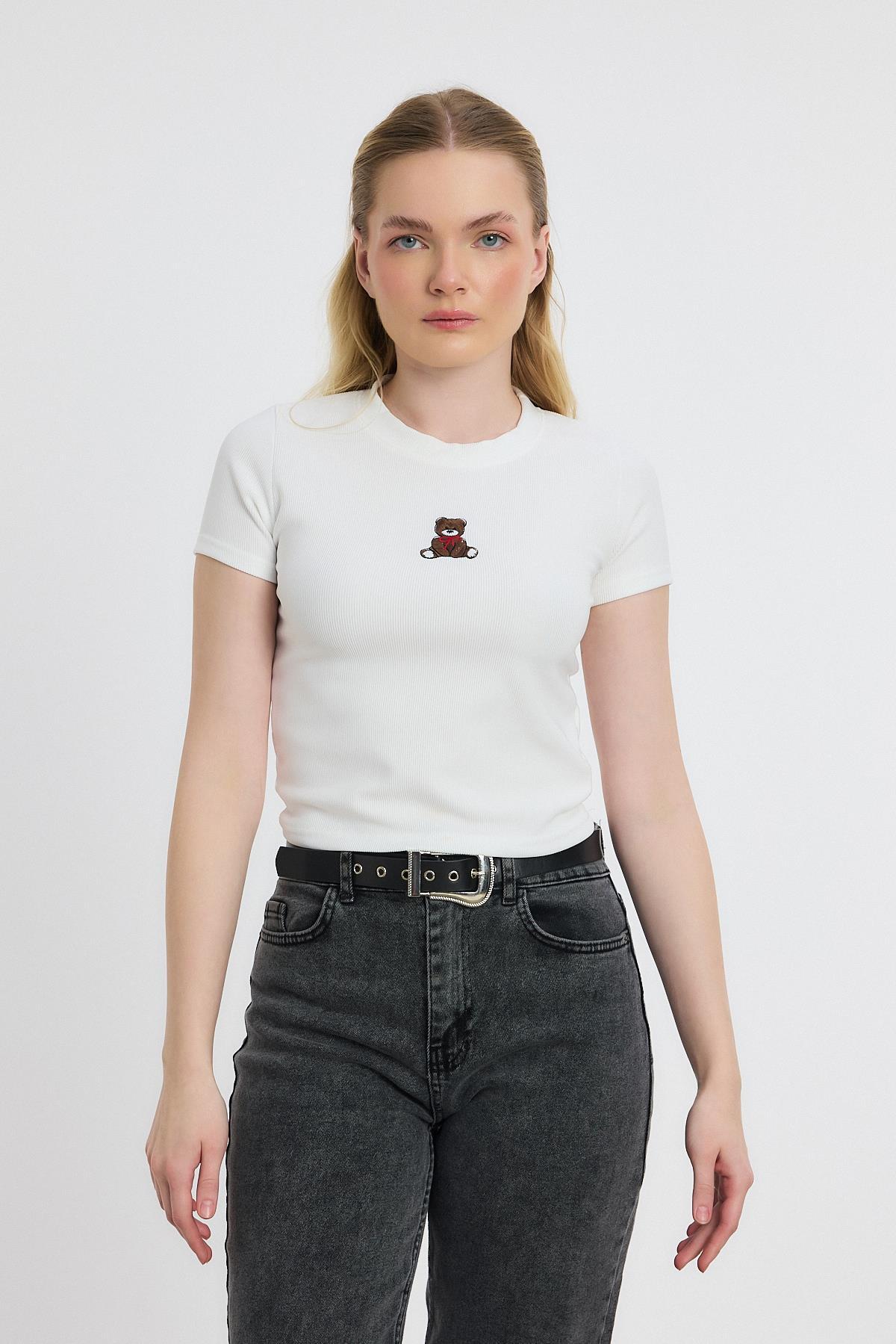 Ekru Ayıcık Nakışlı Kısa Kol Bluz 2199 - 2