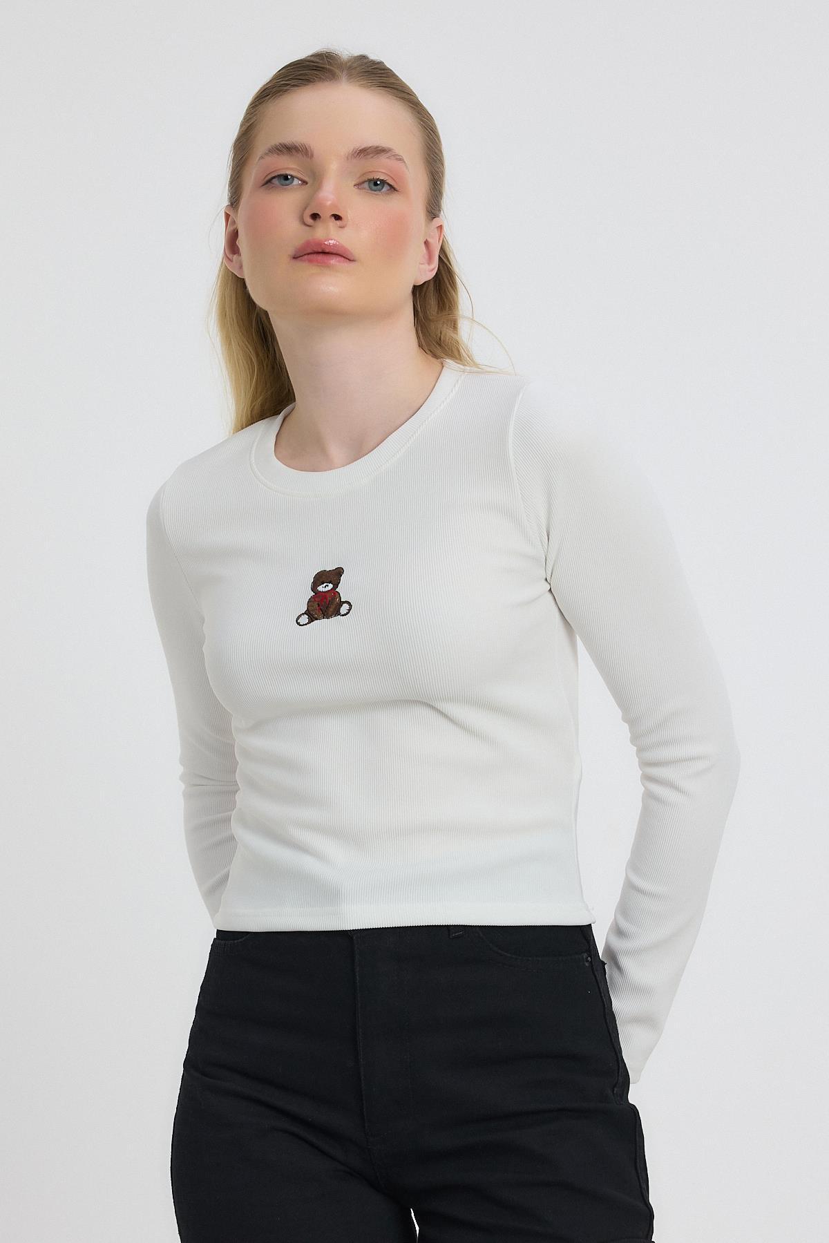 Ekru Ayıcık Nakışlı Bisiklet Yaka Bluz 2200 