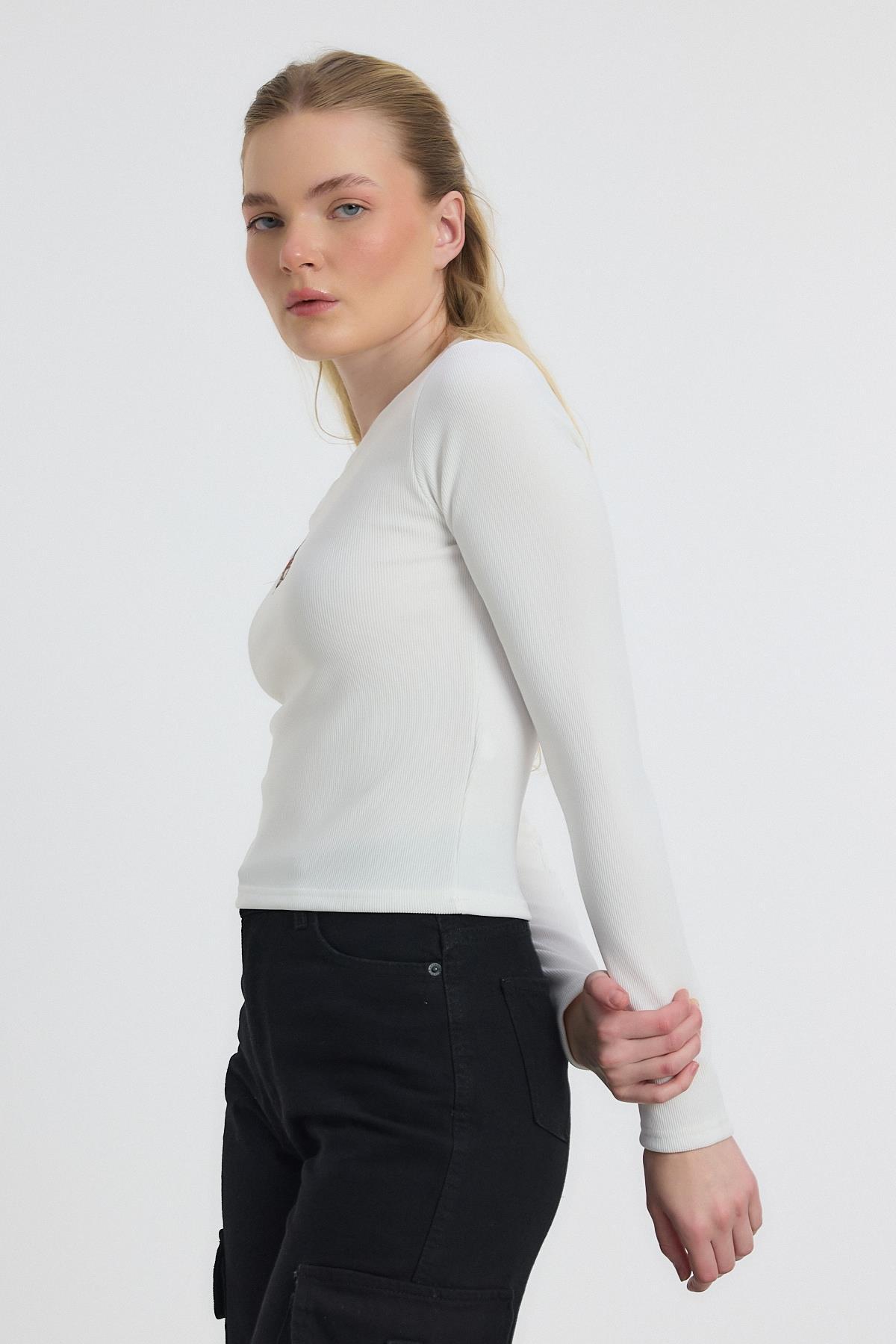 Ekru Ayıcık Nakışlı Bisiklet Yaka Bluz 2200 - 3