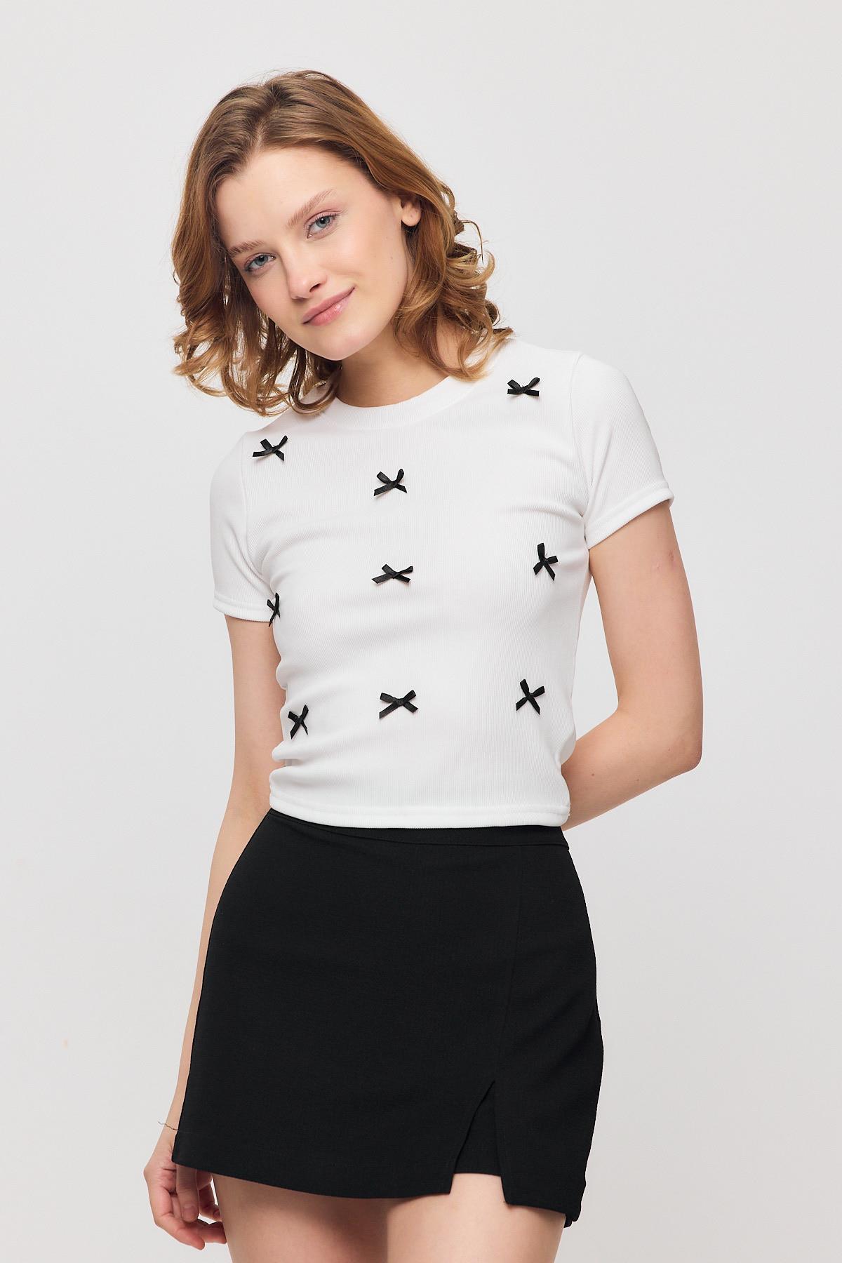 2202 Kurdele Detay Kısa Kol Tişört Beyaz 