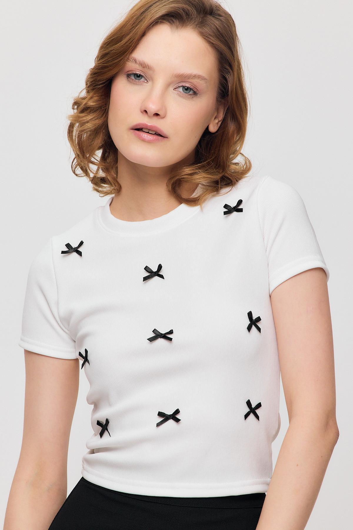 2202 Kurdele Detay Kısa Kol Tişört Beyaz - 3