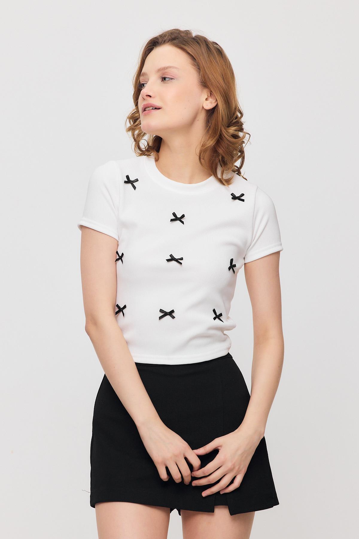 2202 Kurdele Detay Kısa Kol Tişört Beyaz - 5