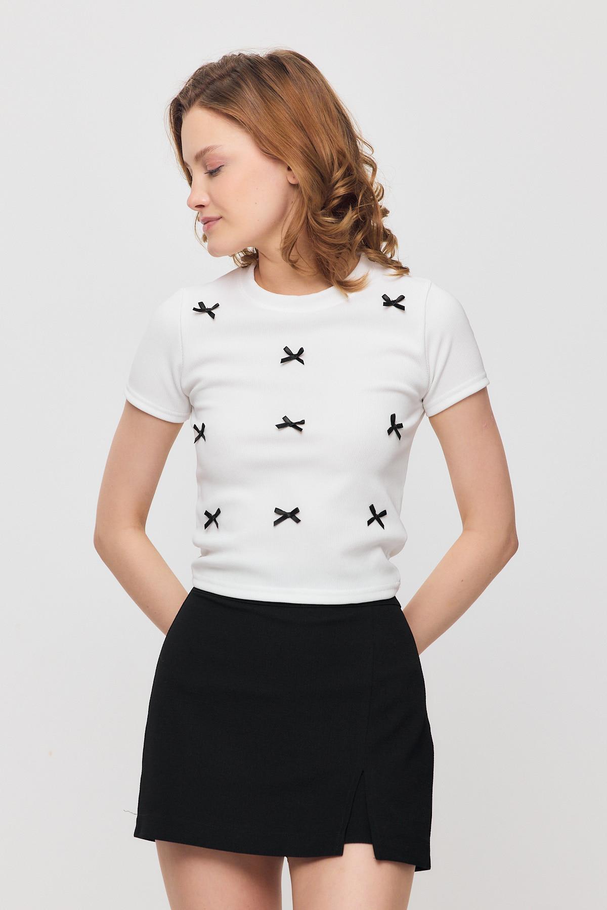 2202 Kurdele Detay Kısa Kol Tişört Beyaz - 7