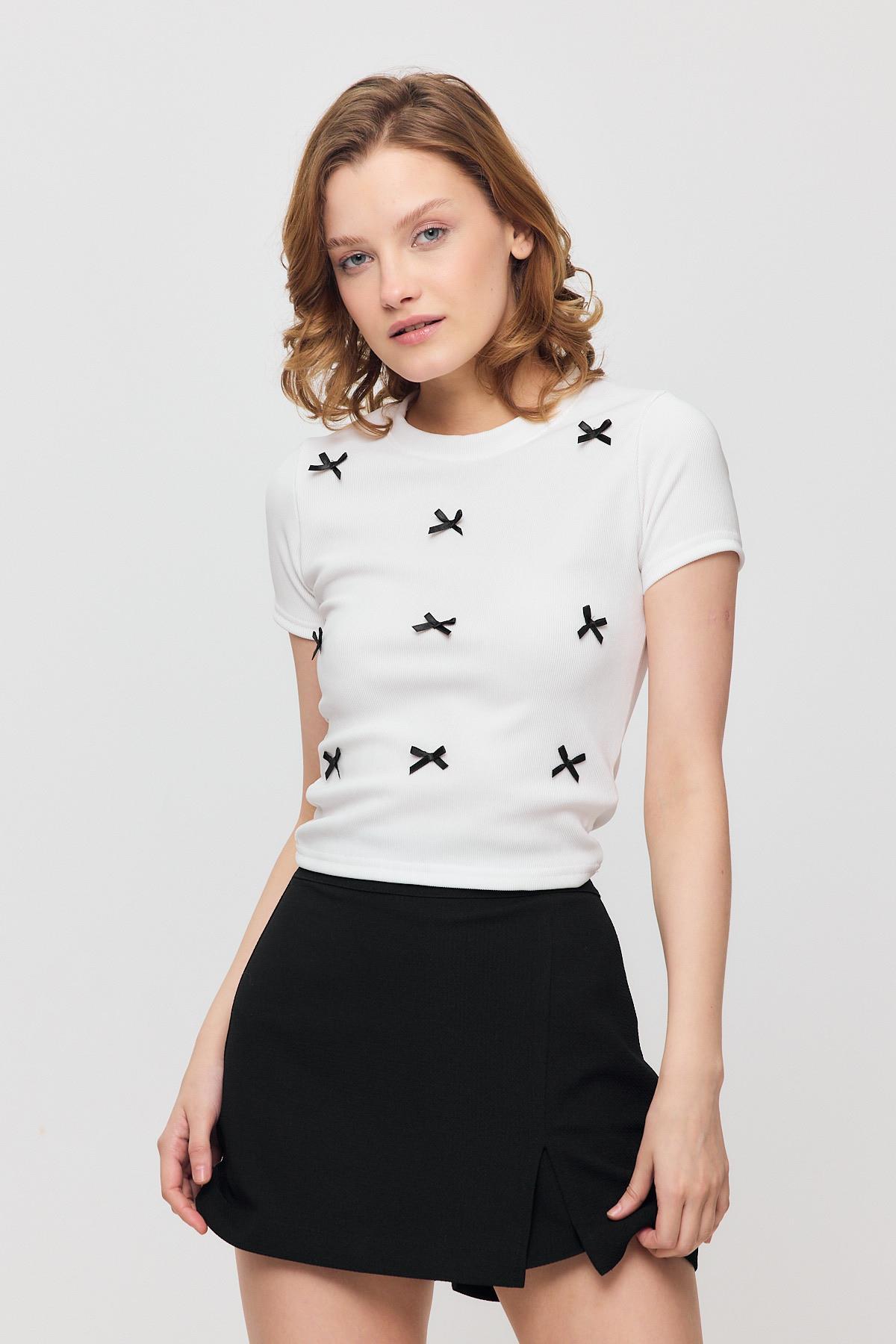 2202 Kurdele Detay Kısa Kol Tişört Beyaz - 6