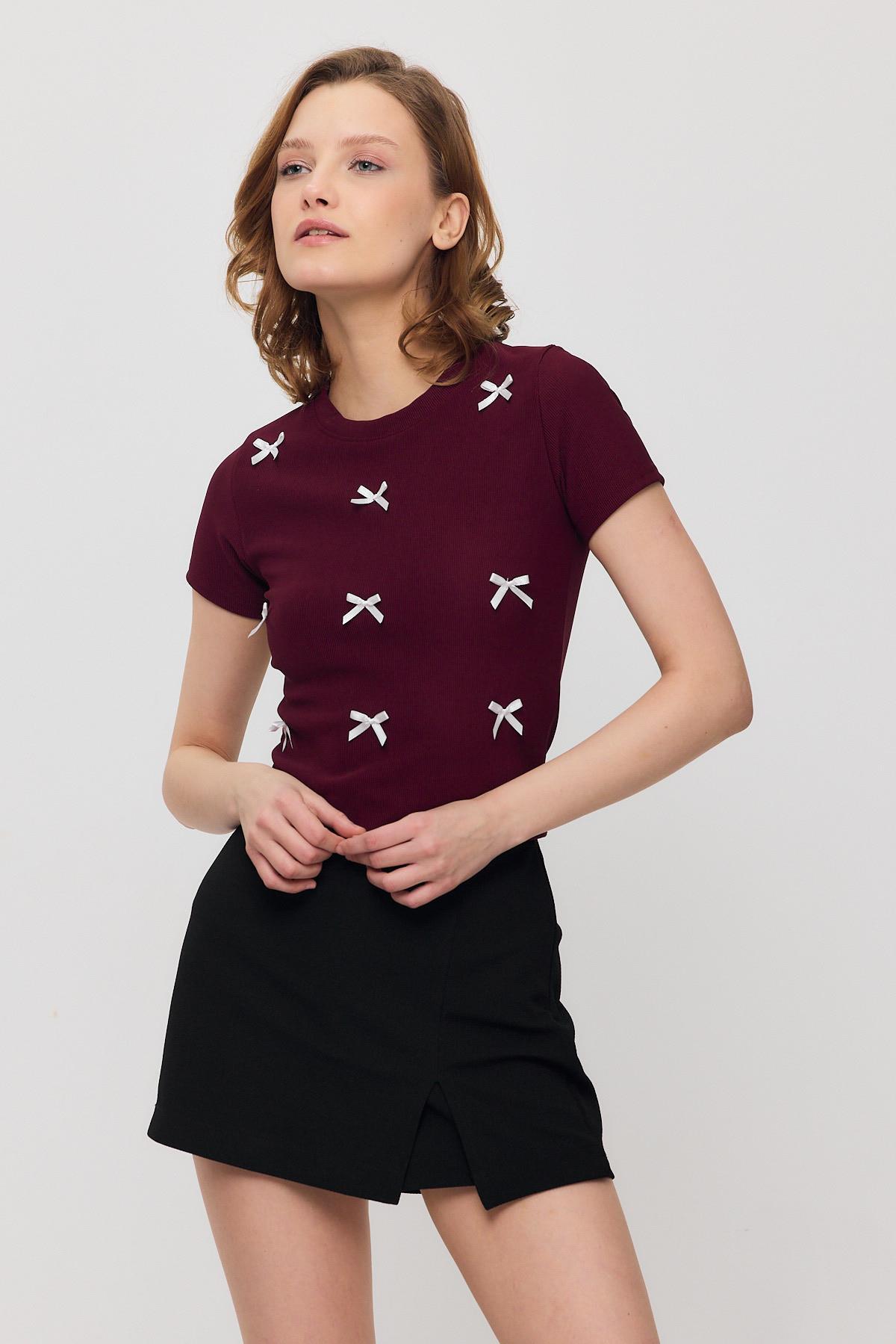 2202 Kurdele Detay Kısa Kol Tişört Bordo - 7