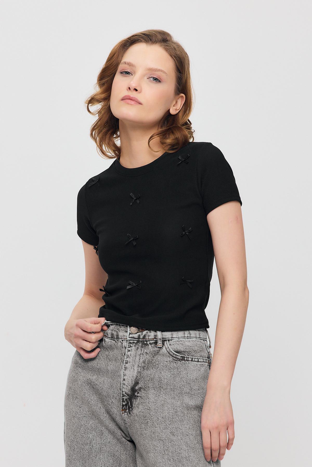 Siyah Kurdele Detay Kısa Kol Tişört 2202 - 1