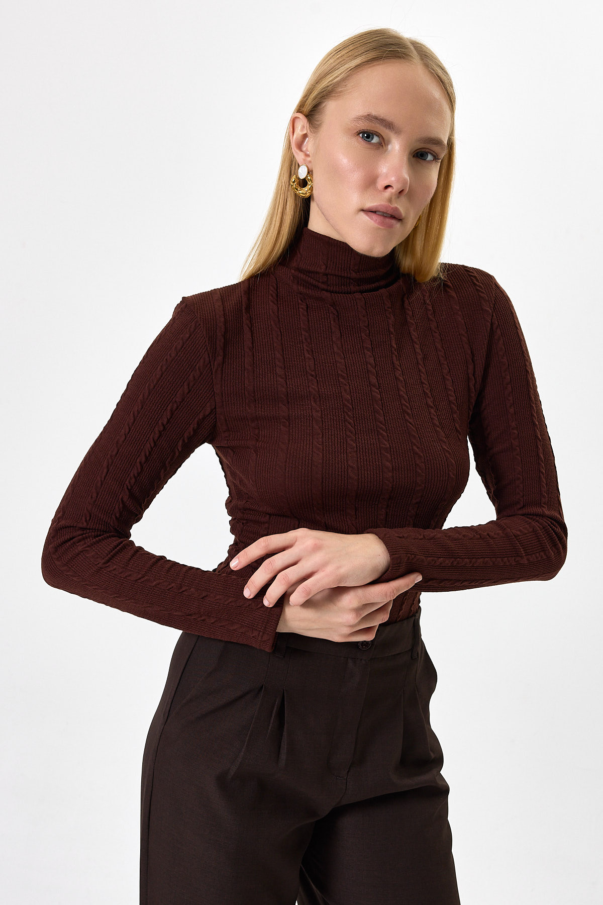 Kahverengi Ajurlu Örgü Desenli Dik Yaka Kadın Bluz 2289 - RAYS